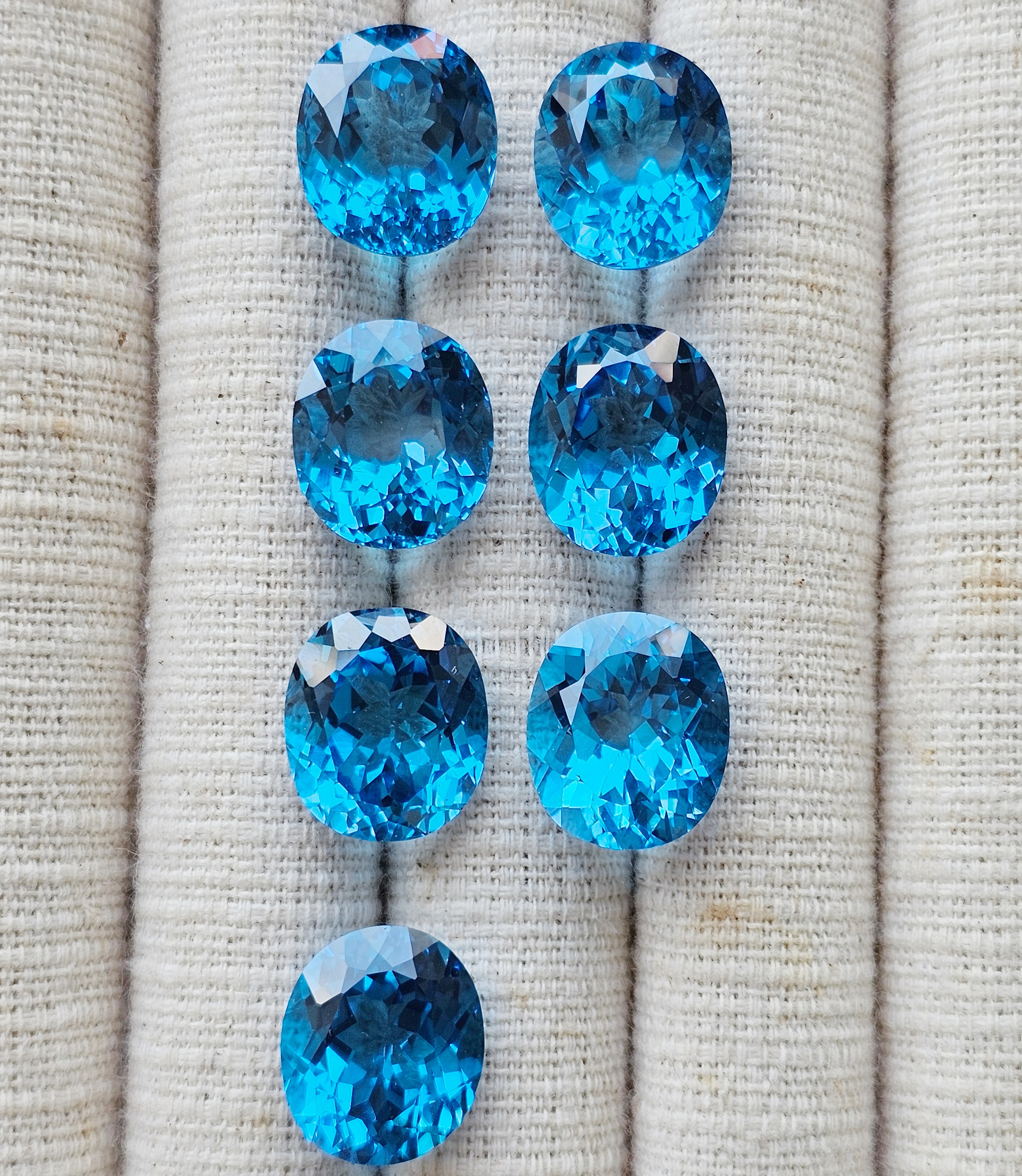 สวิสบลูโทปาสไข่เจียรเหลี่ยม 14x12mm. 1 เม็ด