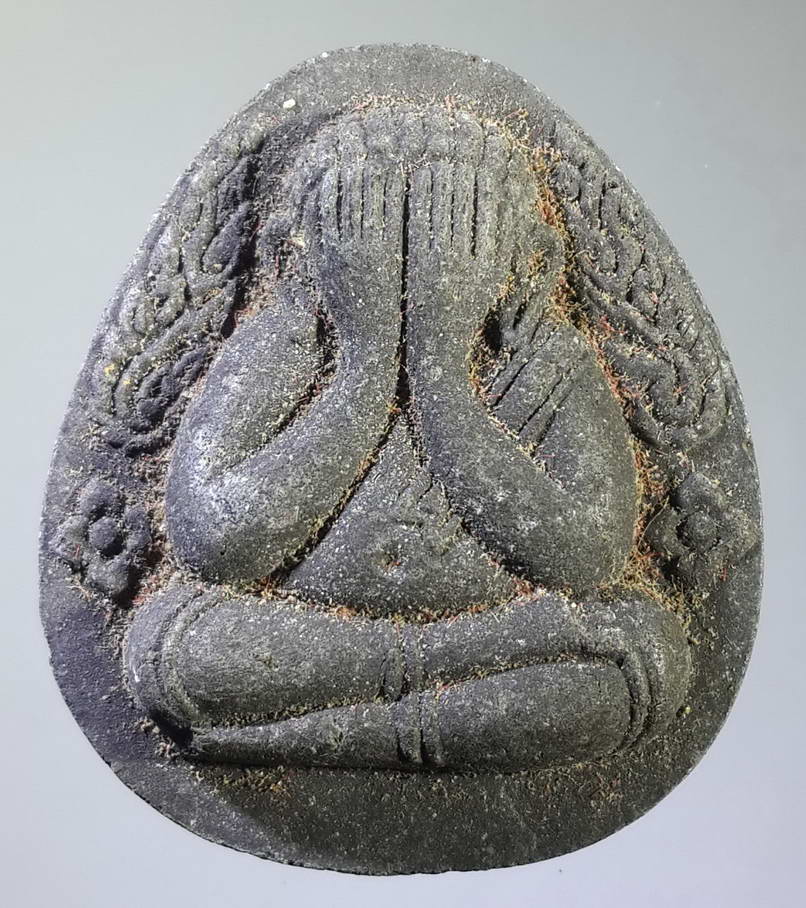 รหัสสินค้า พระปิดตา ทั่วไป 110 พระปิดตาเนื้อผงใบลาน หลวงปู่ทวด วัดช้างให้ จังหวัดปัตตานี รุ่นมหาราช สร้างปี 2538 พระรายการนี้ให้เช่าบูชาแล้ว