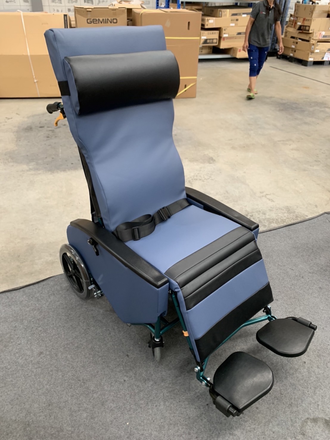 รถเข็นปรับเอนนอน แบรนด์ญี่ปุ่น Matsunaga Wheelchair (車いす) รุ่น FR31TR ขนาดมาตรฐาน เปิดประสบการณ์นอนที่สบายที่สุด + แถมฟรี สายรัดกันตก (รุ่นยอดนิยม)