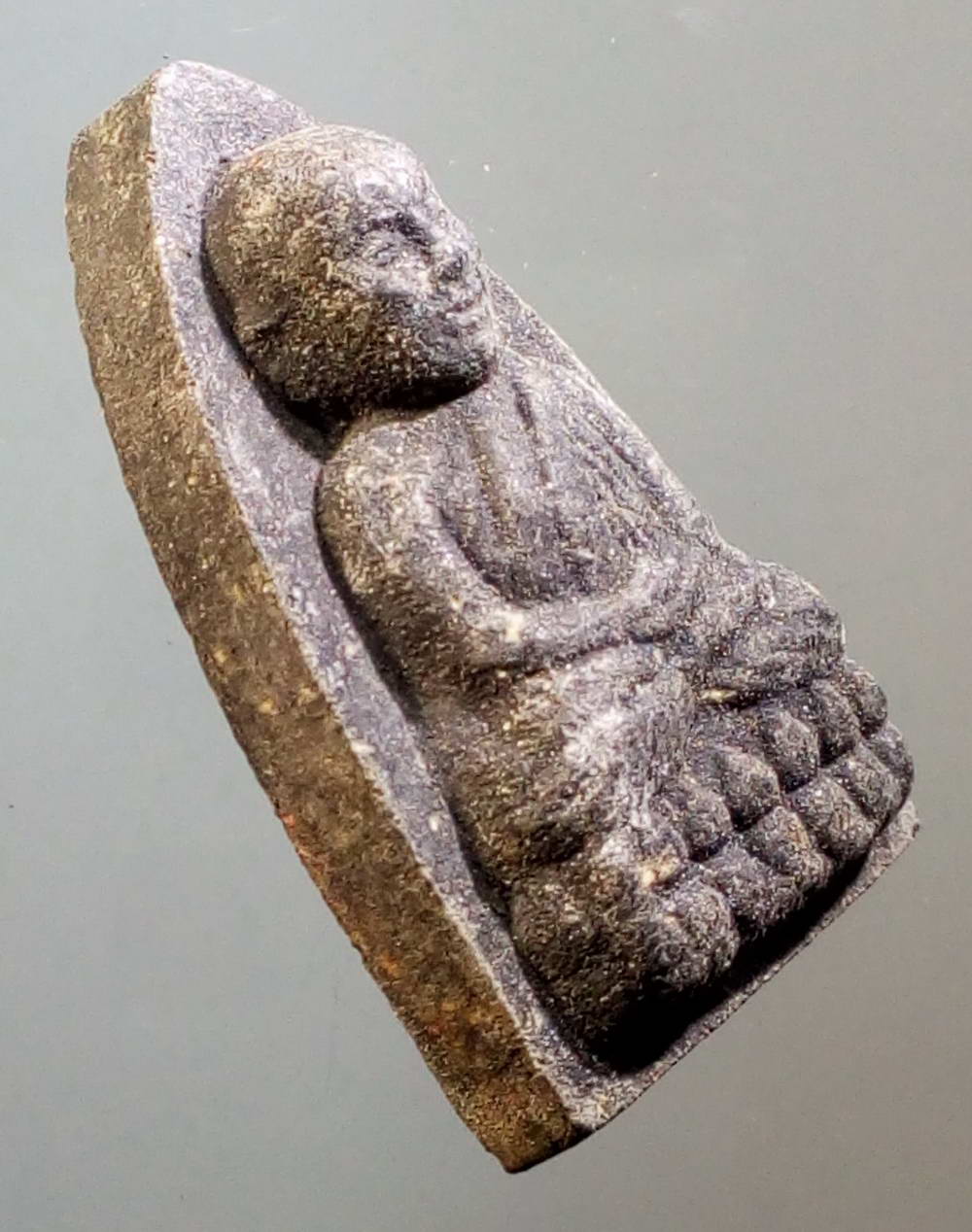 รหัสสินค้า หลวงปู่ทวด วัดต่างๆ 202 หลวงปู่ทวด วัดช้างให้ จังหวัดปัตตานี หลังสถูปเจดีย์ ท. พิมพ์เตารีดหัวมน ไม่ทราบปีที่สร้าง พระรายการนี้ให้เช่าบูชาแล้ว