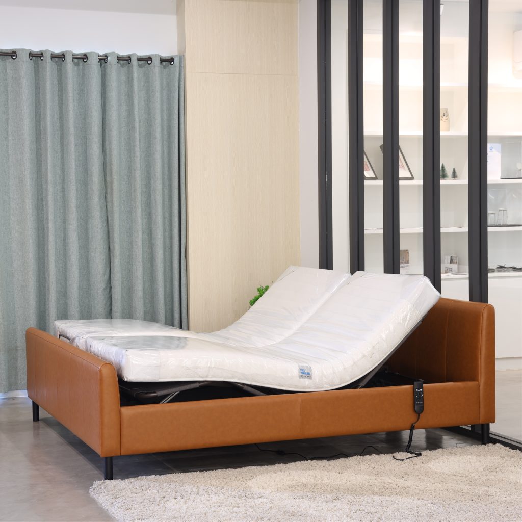 เตียงนอนเพื่อสุขภาพปรับไฟฟ้า PRIMERO DUAL BED สำหรับ 2 ท่าน ขนาด 6 ฟุต (3+3 Ft) + พร้อมที่นอนสุขภาพยางพาราแท้ + หมอนยางพารา + ชุดผ้าปูที่นอน + แถมฟรี เก้าอี้นั่งอาบน้ำ
