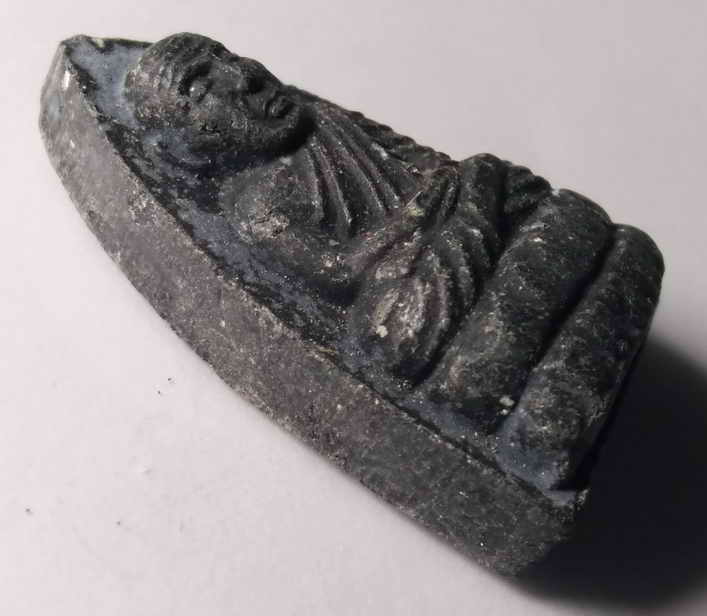 รหัสสินค้า หลวงปู่ทวด วัดต่างๆ 032 หลวงปู่ทวด เนื้อผงใบลาน วัดช้างให้ จังหวัดปัตตานี ไม่ทราบปีที่สร้าง พิมพ์เตารีดหลังตัวหนังสือนูน พระรายการนี้ให้เช่าบูชาแล้ว