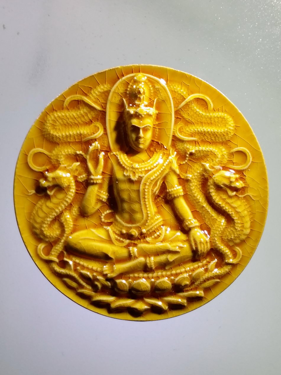 รหัสสินค้า จตุคามรามเทพ 634 พระเทวราชโพธิสัตว์จตุคามรามเทพ รุ่นเฉลิมราชจอมราชันย์ (โคตรเศรษฐียุค 8) เนื้อกระเบื้องเคลือบเหลือง ขนาด 5.5 cm พร้อมกล่องเดิม