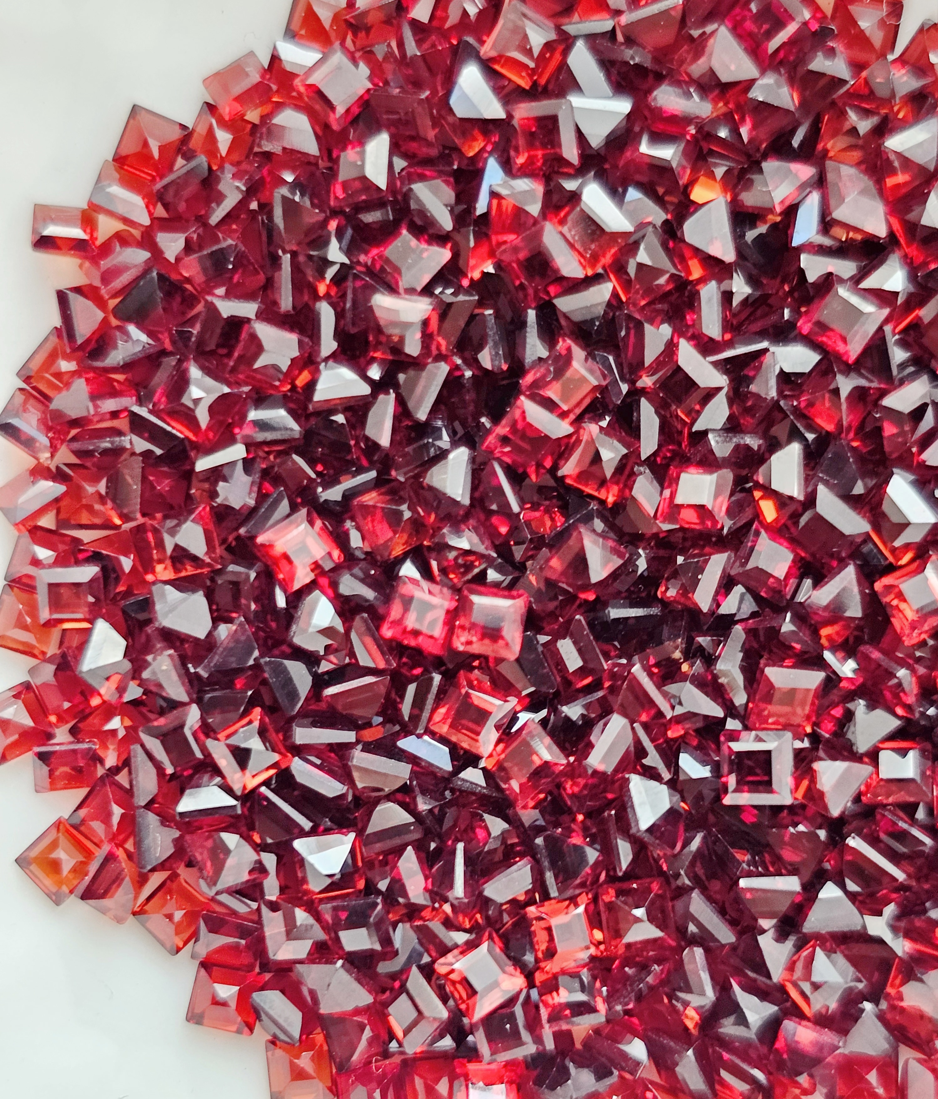 โกเมนสี่เหลี่ยม 2x2mm. 5 กะรัต