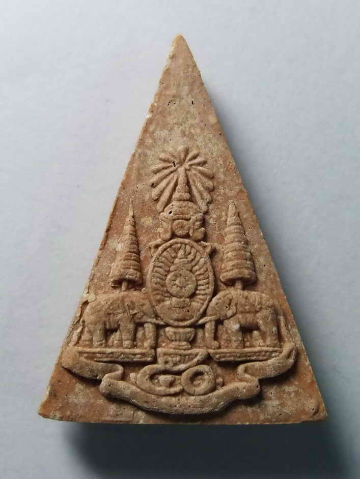 รหัสสินค้า กรุงเทพ 059 พระแก้วมรกตเนื้อผง วัดพระศรีรัตนศาสดาราม หลังตราสัญลักษณ์พิธีกาญจนาภิเษก ปี 2539 พระรายการนี้ให้เช่าบูชาแล้ว