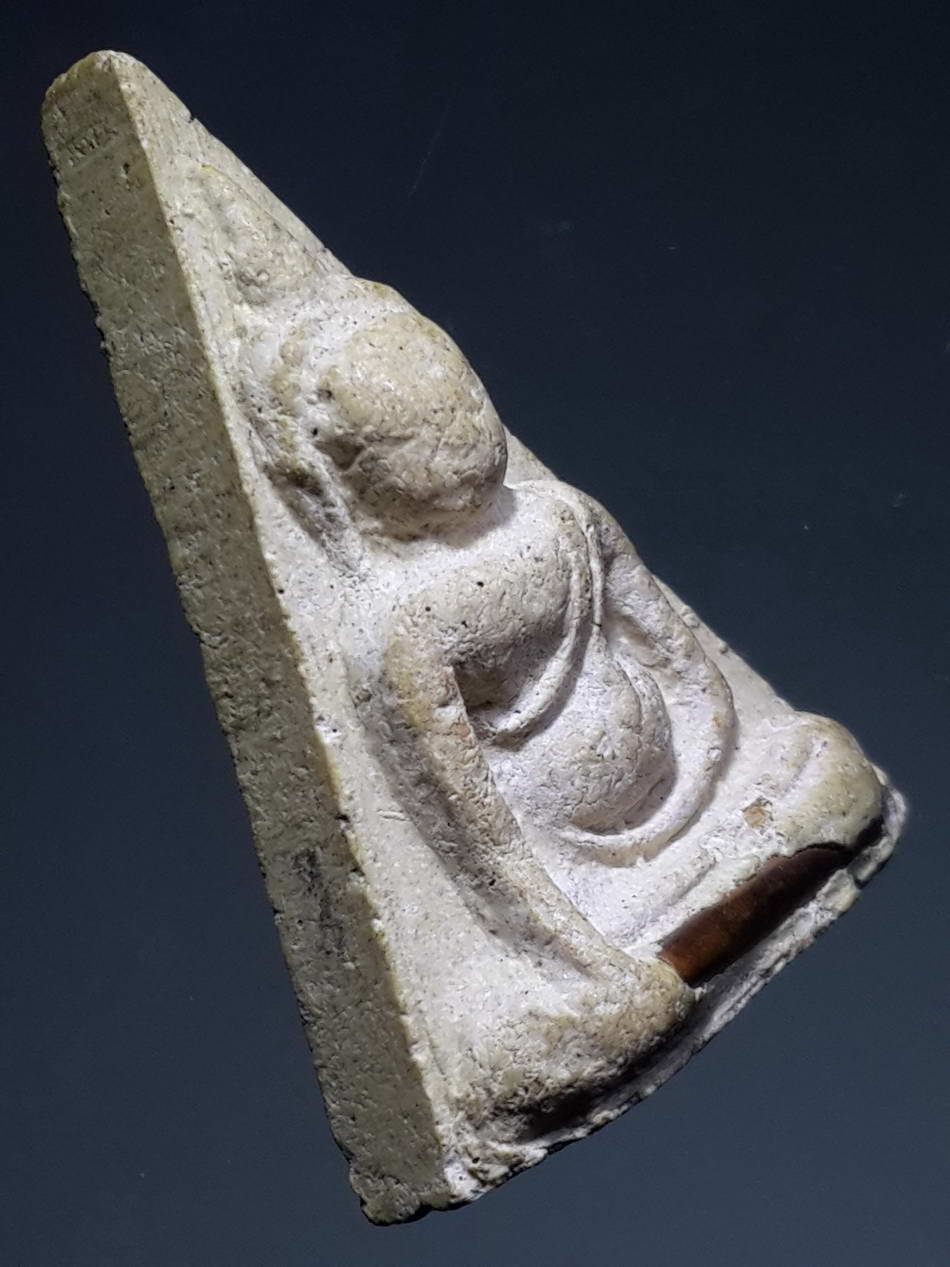 รหัสสินค้า พระไม่ทราบที่ 291 พระนางพญาเนื้อผง ฝังตะกรุด หลังยันต์เฑาะว์ ไม่ทราบที่ สร้างปี 2541