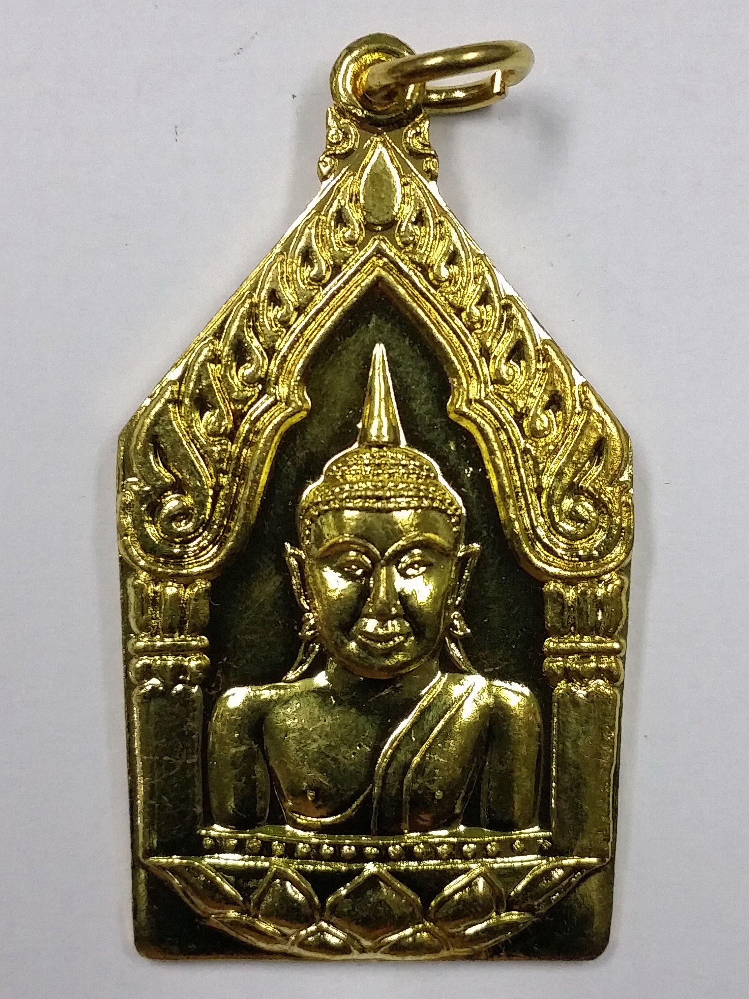 รหัสสินค้า พระมีกล่อง 2685 เหรียญห้าเหลี่ยม เนื้อทองฝาบาตร หลวงพ่อพระทอง (พระผุด) วัดพระทอง อำเภอถลาง จังหวัดภูเก็ต ไม่ทราบปีที่สร้าง พระสวย กล่องเดิม ครับ