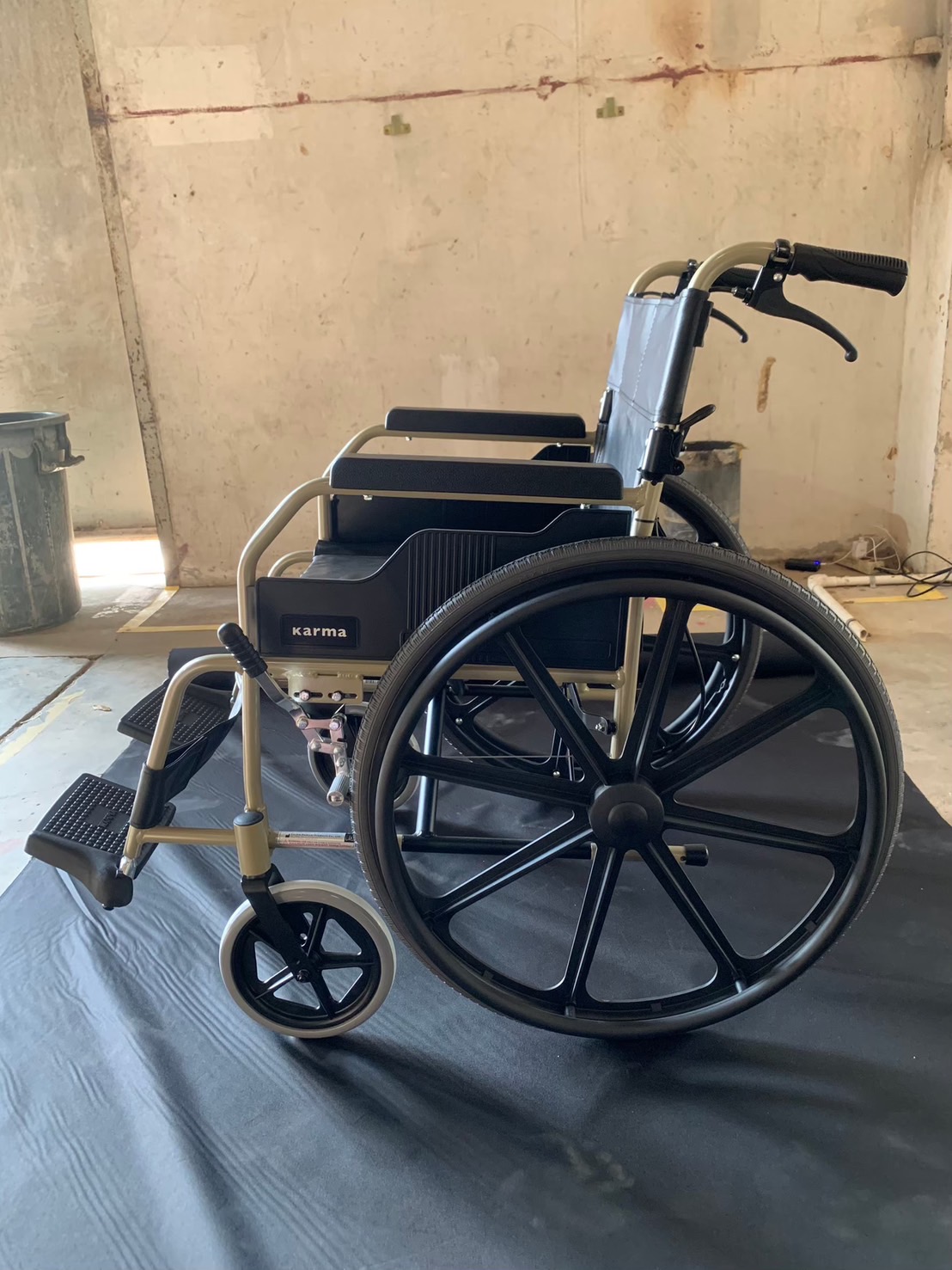 รถเข็นอลูมินัมอัลลอยด์คาร์ม่า รุ่น KM-1500 เบาะ PVC (KARMA KM-1500) ดีไซน์คลาสสิค แข็งแรงทนทาน ของแท้ รับประกันศูนย์ไทย 5 ปี