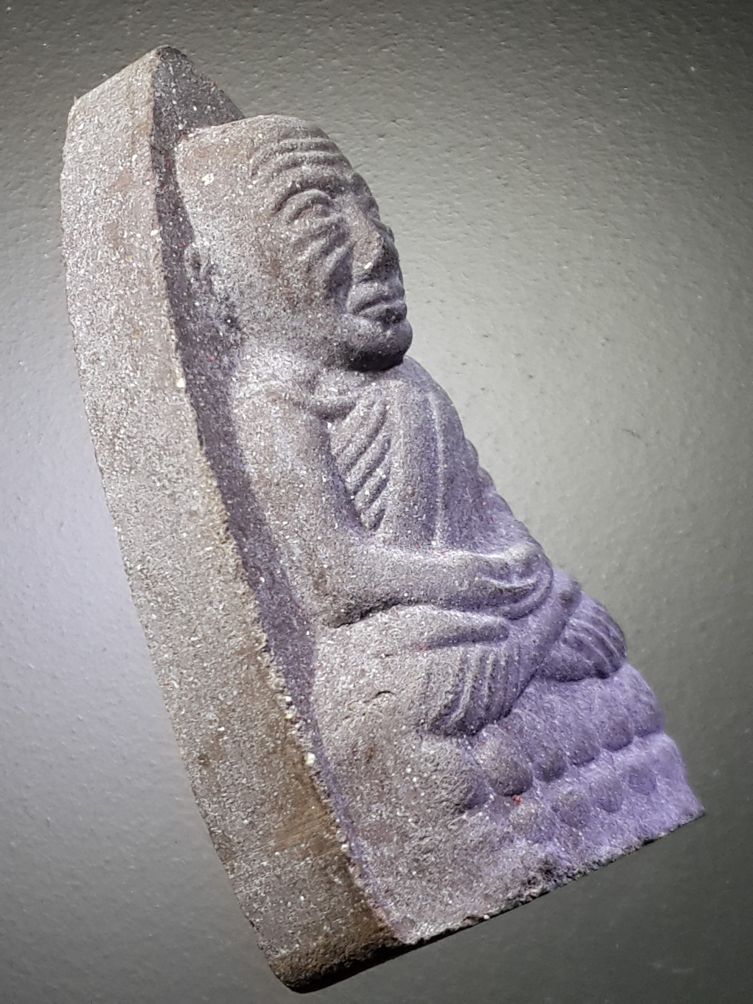 รหัสสินค้า พระมีกล่อง 394 หลวงปู่ทวด เนื้อว่าน วัดช้างให้ จังหวัดปัตตานี พิมพ์หลังตัวหนังสือนูน สร้างปี 2548