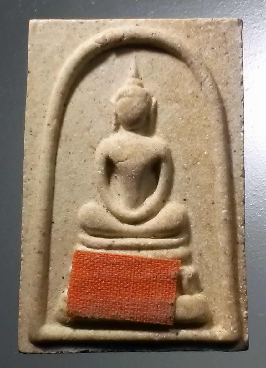 รหัสสินค้า พระสมเด็จ วัดต่างๆ 1031 พระสมเด็จเนื้อผง ติดจีวร ปั๊มตรายาง ไม่ทราบที่ พิมพ์คล้ายกับสมเด็จเอวเล็ก หลวงพ่อกวย วัดโฆสิตาราม จังหวัดชัยนาท พระรายการนี้ให้เช่าบูชาแล้ว