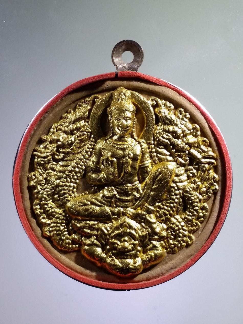 รหัสสินค้า จตุคามรามเทพ 437 พระเทวราชโพธิสัตว์จตุคามรามเทพ เนื้อว่านขาว ปัดทอง ไม่ทราบรุ่น มีตลับสแตนเลส พร้อมแขวนบูชา ผมถ่ายรูปเปิดฝาหน้าอย่างเดียวนะครับ ขี้เกียจครับ บอกตรงๆ