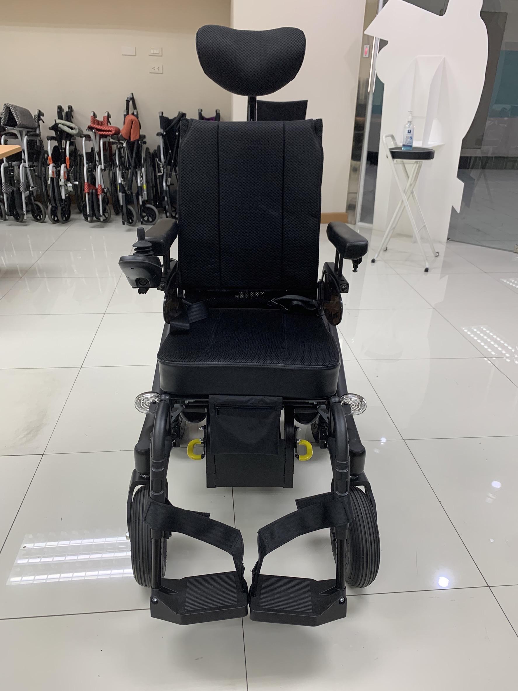 รถเข็นไฟฟ้าคาร์ม่า KARMA รุ่น Blazer Sling พนักพิงหลังปรับเอนได้ พนักพิงศรีษะปรับระดับได้ ของแท้ รับประกันศูนย์ไทย 5 ปี (รุ่นยอดนิยม)