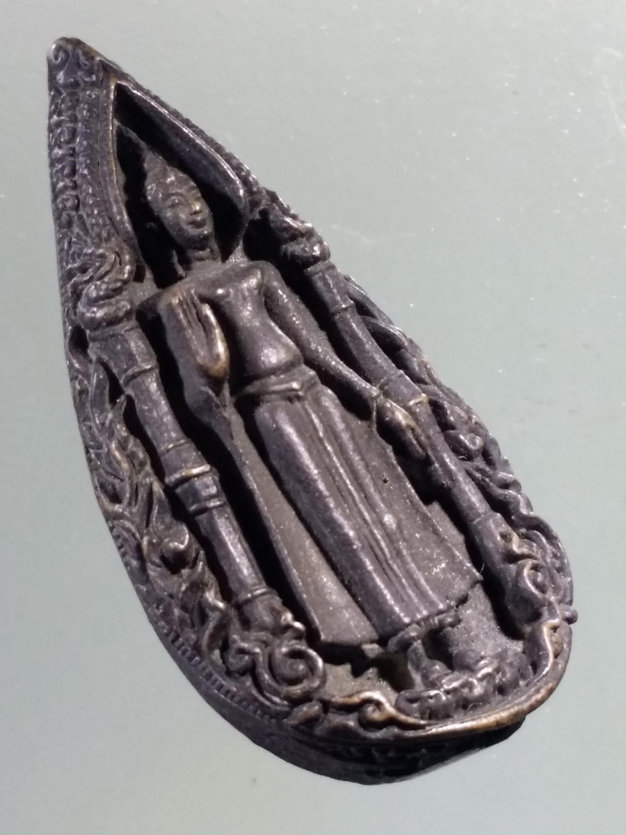 Antig Pim 165 เหรียญหล่อพิมพ์หยดน้ำเนื้อนวโลหะ พระร่วงโรจนฤทธิ์ วัดพระปฐมเจดีย์ จังหวัดนครปฐม พระรายการนี้ให้เช่าบูชาแล้ว