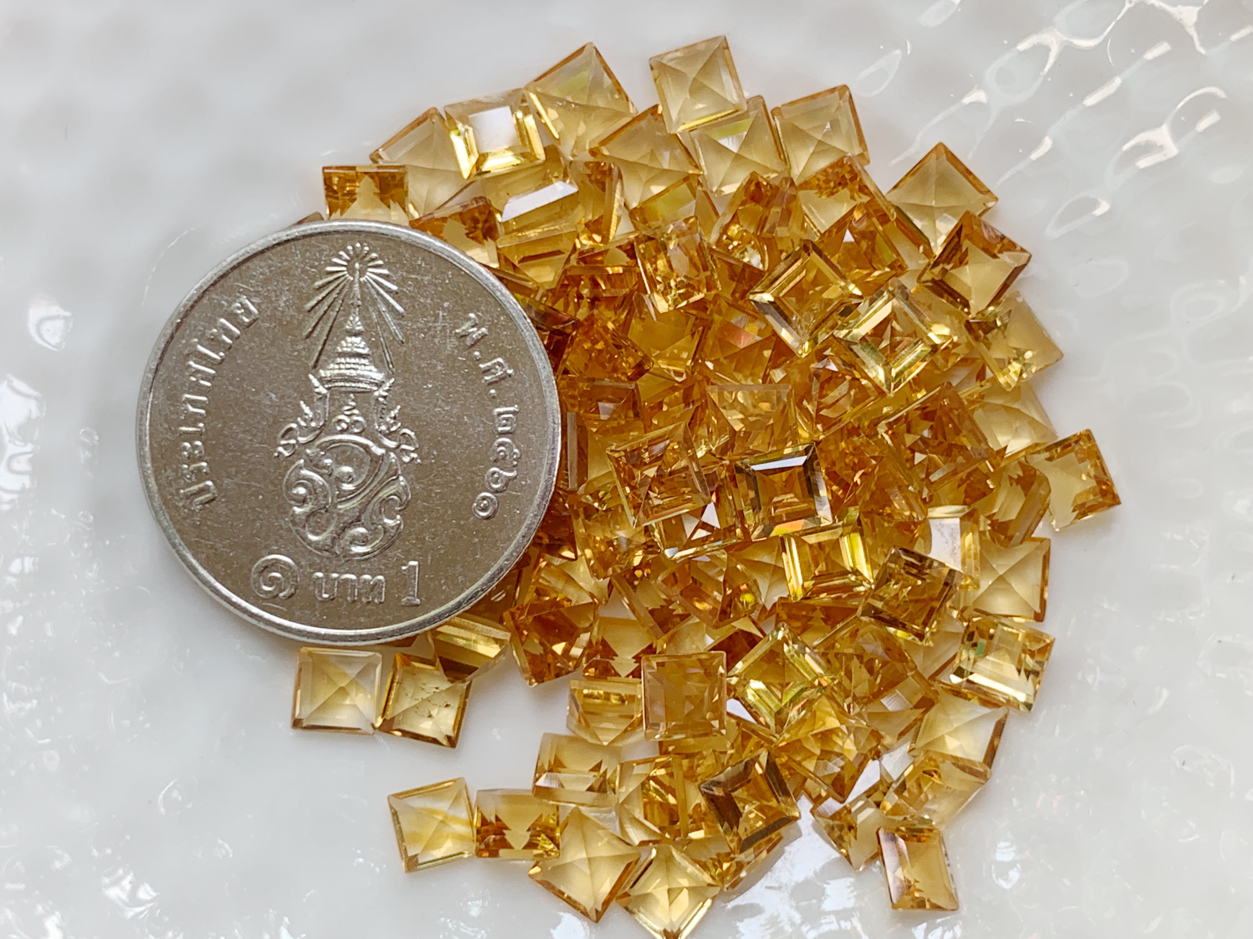 ซิทรินสีอ่อนสี่เหลี่ยม 4x4 มม. 5 กะรัต