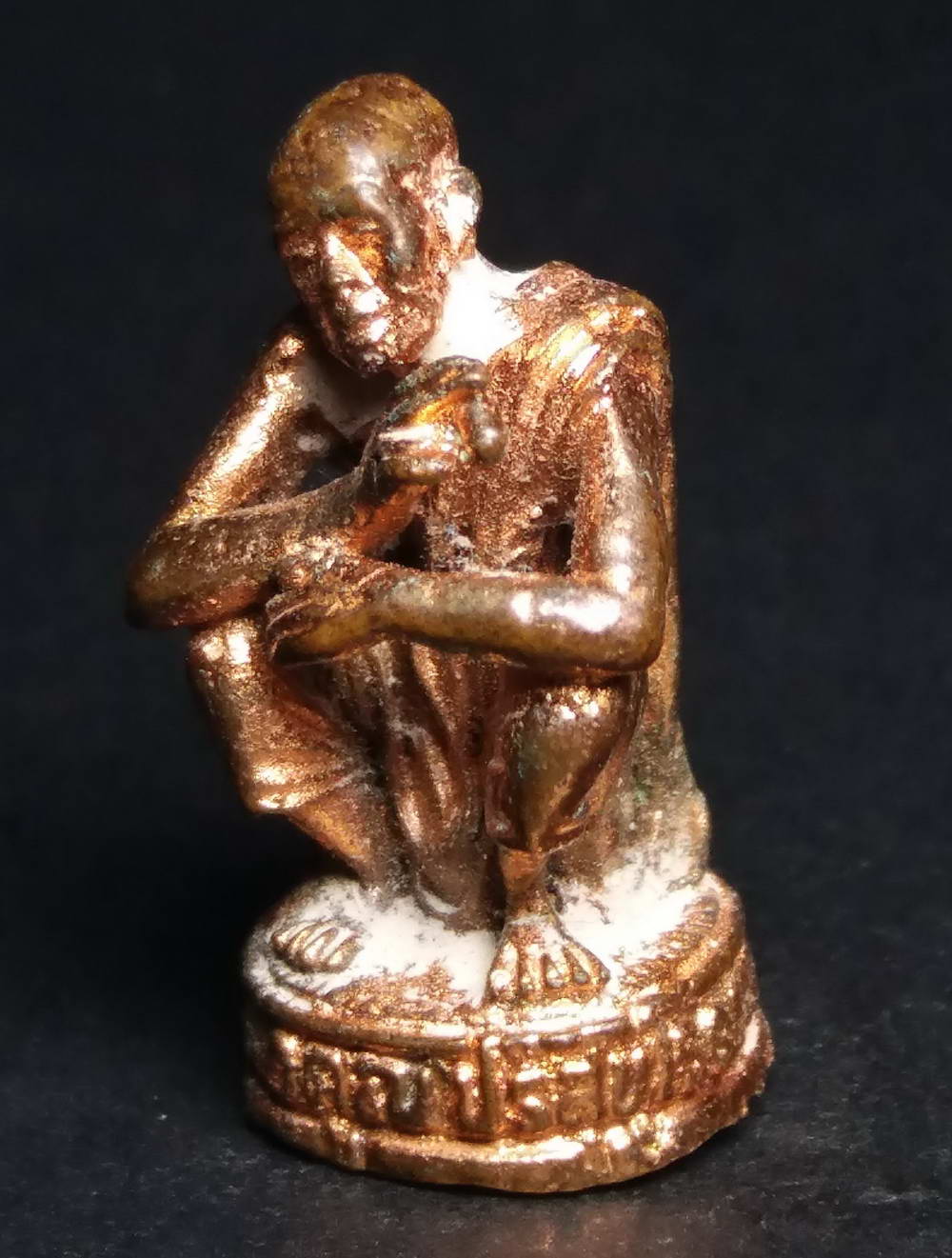 รหัสสินค้า พระกริ่ง พระหล่อ 160 รูปหล่อนั่งเอกลักษณ์เนื้อทองแดงตอกโค๊ต หลวงพ่อคูณ วัดบ้านไร่ อำเภอด่านขุนทด จังหวัดนครราชสีมา