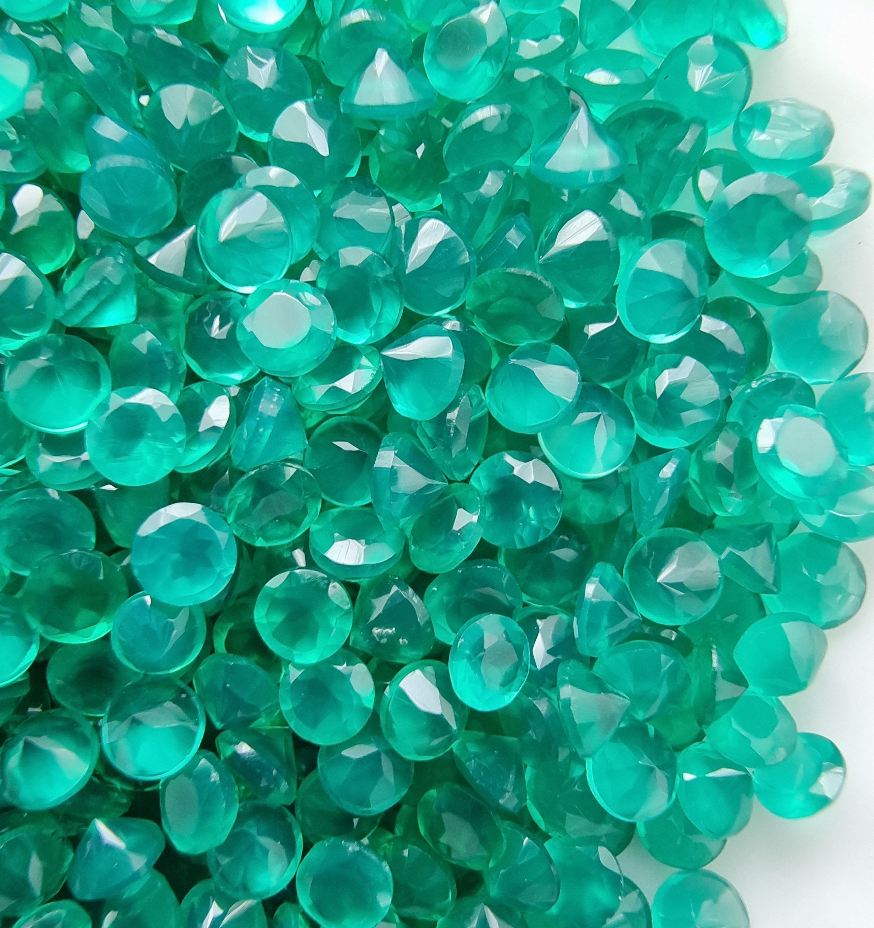 พลอยโมรากลมเจียรเหลี่ยม 2.5 มม 5 กะรัต