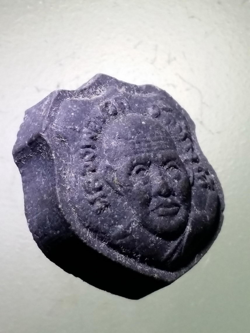 รหัสสินค้า หลวงปู่ทวด วัดต่างๆ 543 หลวงปู่ทวด วัดช้างให้ เนื้อผงใบลาน พิมพ์หัวแหวน สร้างปี 2540