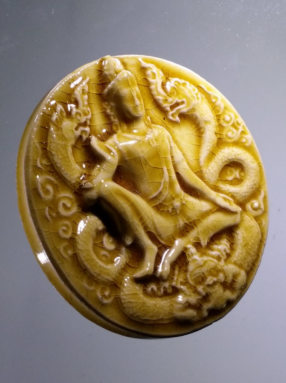 รหัสสินค้า จตุคามรามเทพ 912 พระเทวราชโพธิสัตว์จตุคามรามเทพ เนื้อกระเบื้องเคลือบเหลือง รุ่นมหาเศรษฐีบุญฤทธิ์ หลวงพ่อจอน วัดบุญฤทธิ์ จังหวัดนครราชสีมา จัดสร้าง ปี 2550