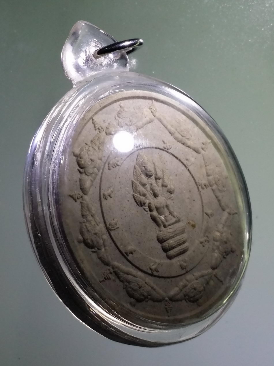 รหัสสินค้า จตุคามรามเทพ 833 พระเทวราชโพธิสัตว์จตุคามรามเทพ เนื้อว่านขาว ไม่ทราบรุ่น เลี่ยมพลาสติกพร้อมใช้ มาแต่เดิม เลี่ยมแบบงานมือ อย่างหนา ใช้งานได้อีกนานครับ มีรอยขอบกระเทาะ พิกัดตำแหน่ง 5 นาฬิกา พิจารณาก่อนเช่าบูชานะครับ