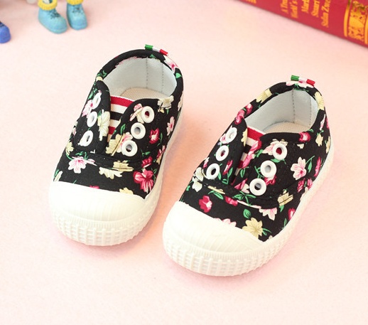 shoe1371 รองเท้าสีดำ ลายดอกไม้น่ารัก