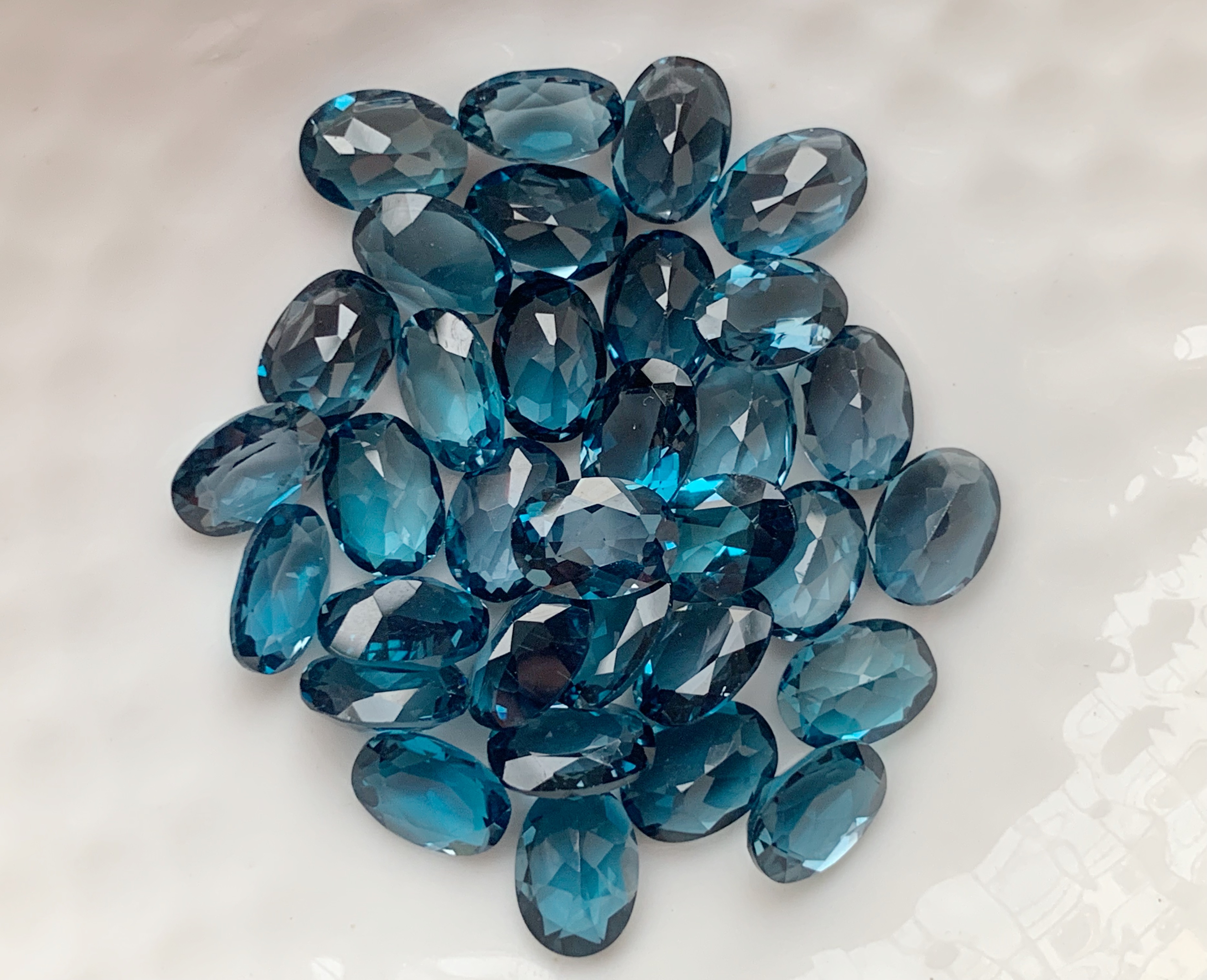 ลอนดอนบลูโทปาสไข่ 7X5 มม. 5 กะรัต