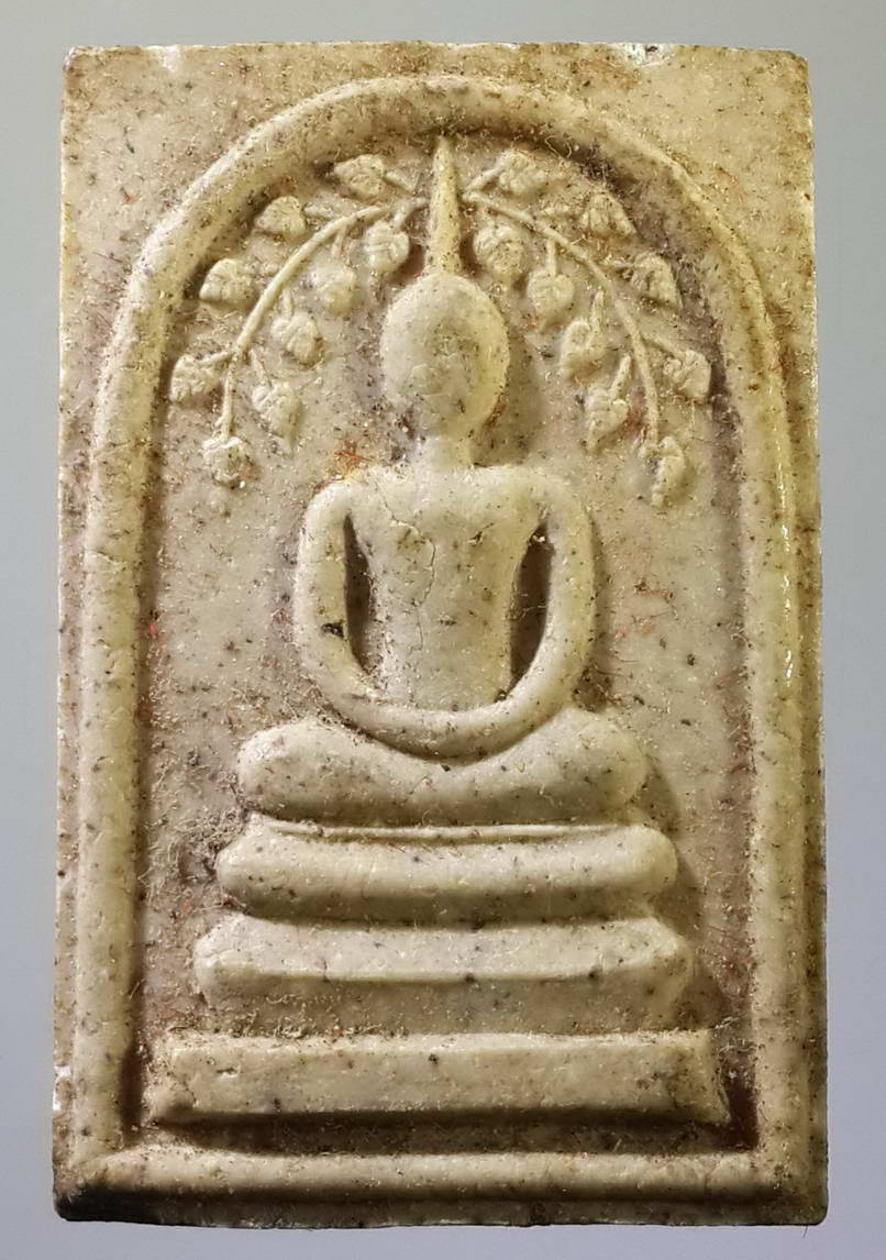 รหัสสินค้า พระสมเด็จ วัดต่างๆ 394 พระสมเด็จเนื้อผงพิมพ์ปรกโพธิ์ หลังรูปเหมือนหลวงพ่อเงิน วัดบางคลาน จังหวัดพิจิตร ไม่ทราบปีที่สร้าง