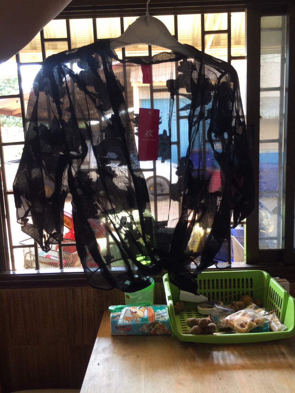 sh5110- เสื้อคลุมสวยทุกโอกาส มีสีขาว และสีดำ ผ้าซีทรูลายดอกไม้พลิ้วสวยทิ้งตัวเบาสบาย (มีจำนวนจำกัด หมดแล้วหมดเลย)