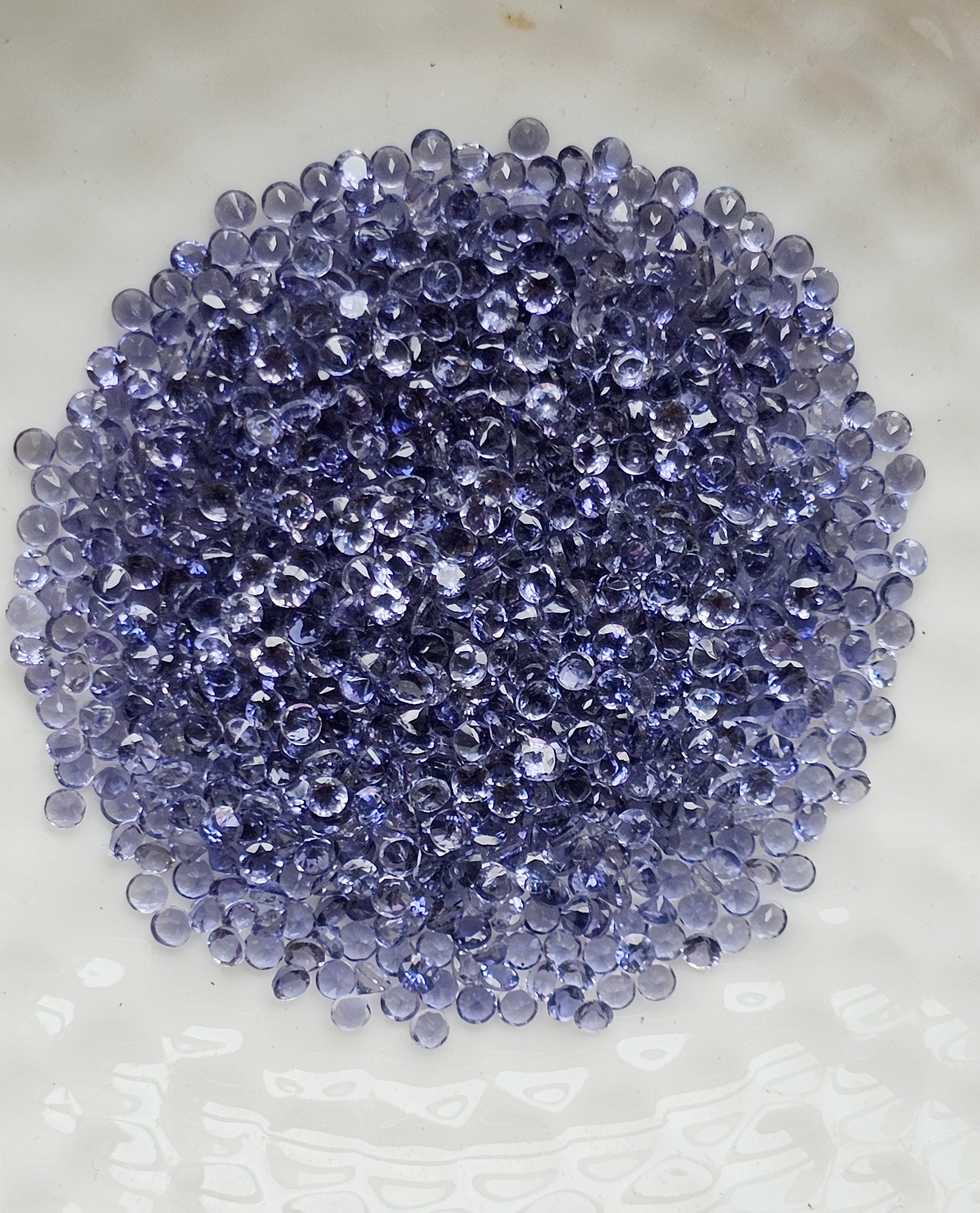 ไอโอไลท์กลมเจียรเหลี่ยม 1.7 มม. 5 กะรัต