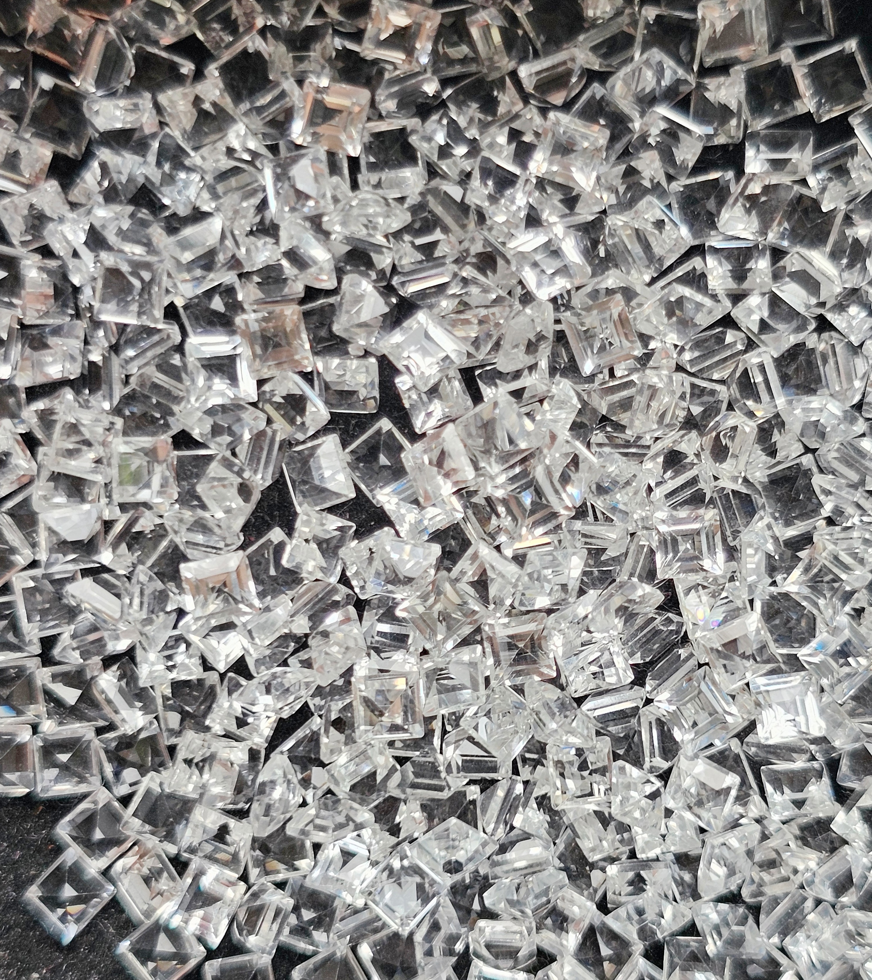 ไวท์โทปาสสี่เหลี่ยม 2.5x2.5mm. 5 กะรัต