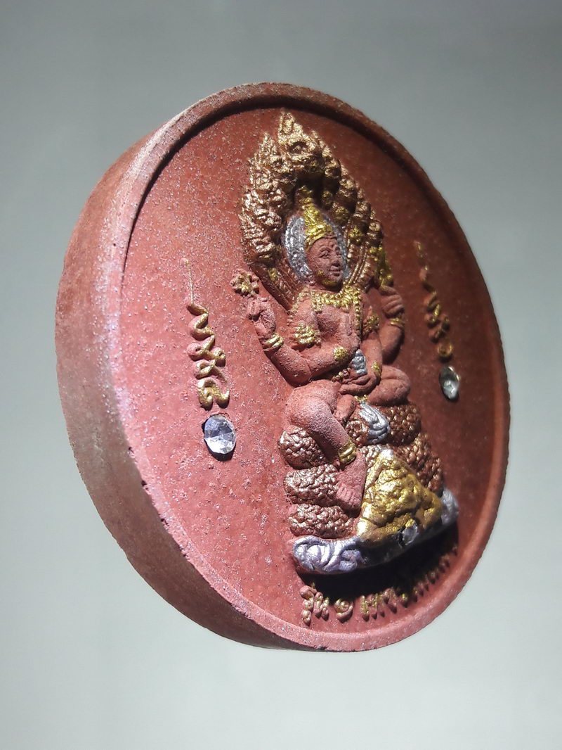 รหัสสินค้า พระมีกล่อง 346 พระเทวราชโพธิสัตว์จตุคามรามเทพ เนื้อว่านแดงปัดทองสามกษัตริย์ฝังพลอยขาว รุ่นเพชรไหลมา วัดพิกุล ตำบลนครชุม อำเภอเมือง จังหวัดกำแพงเพชร สร้างปี 2550