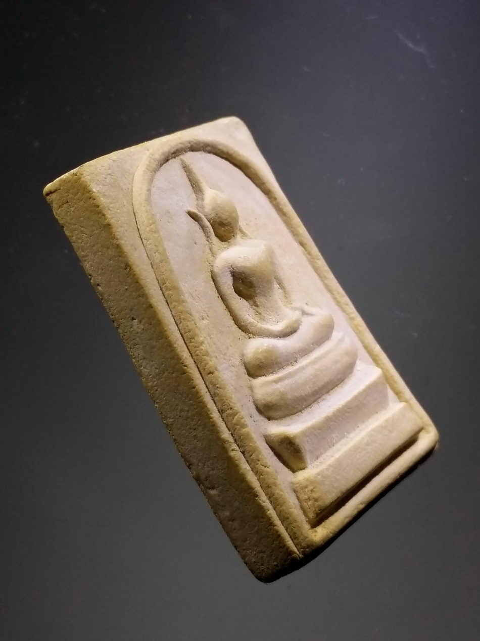 รหัสสินค้า พระมีกล่อง 3824 พระสมเด็จเนื้อผง หลังตราสัญลักษณ์พระราชพิธีกาญจนาภิเษก วัดบวรนิเวศวิหาร กรุงเทพฯ สร้างปี 2539