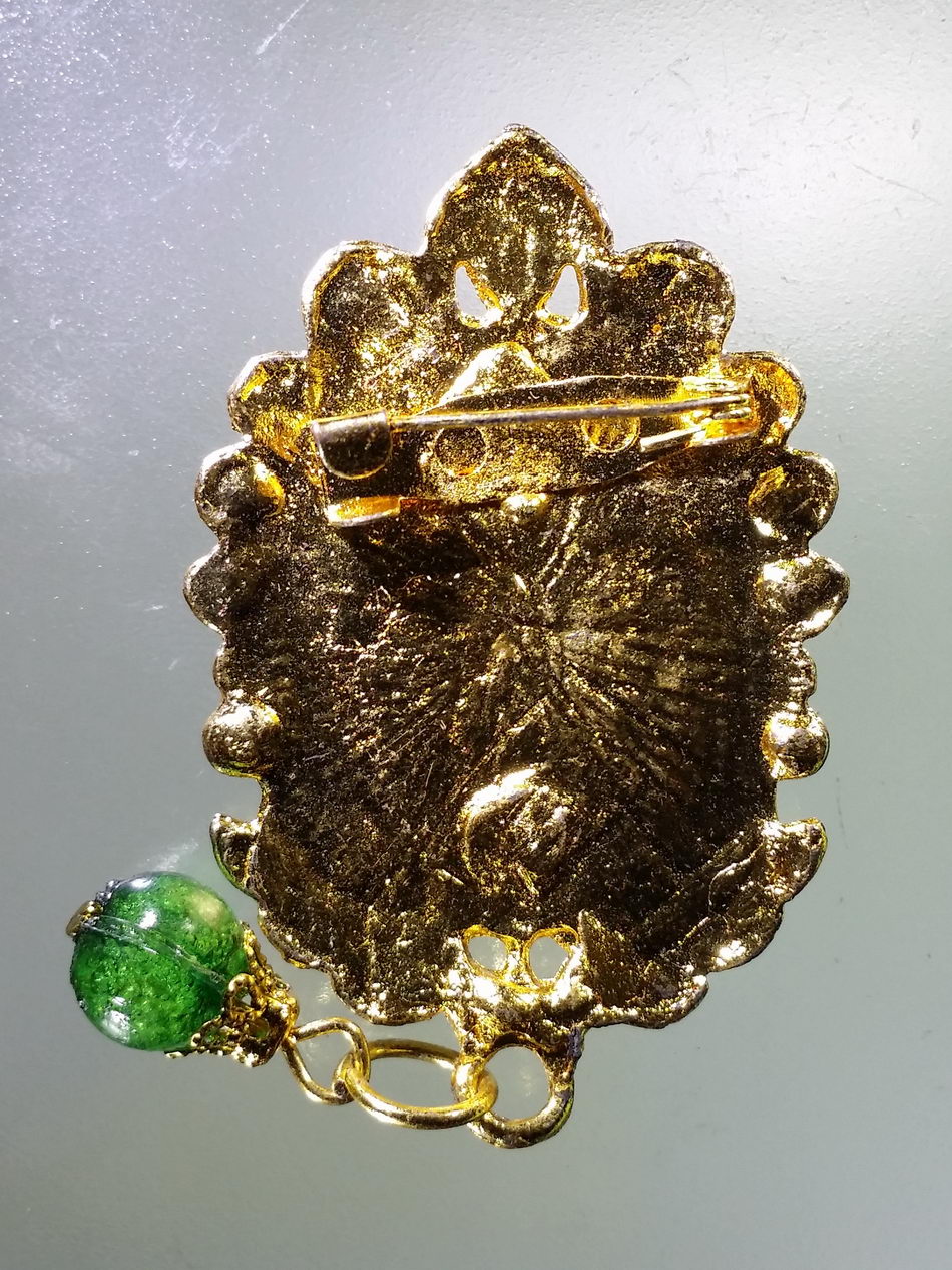 Antig Pim 351 ล็อกเก็ตเข็มกลัดกะไหล่ทอง ฝังเพชร พระพุทธเมตตา พุทธคยา ประเทศอินเดีย