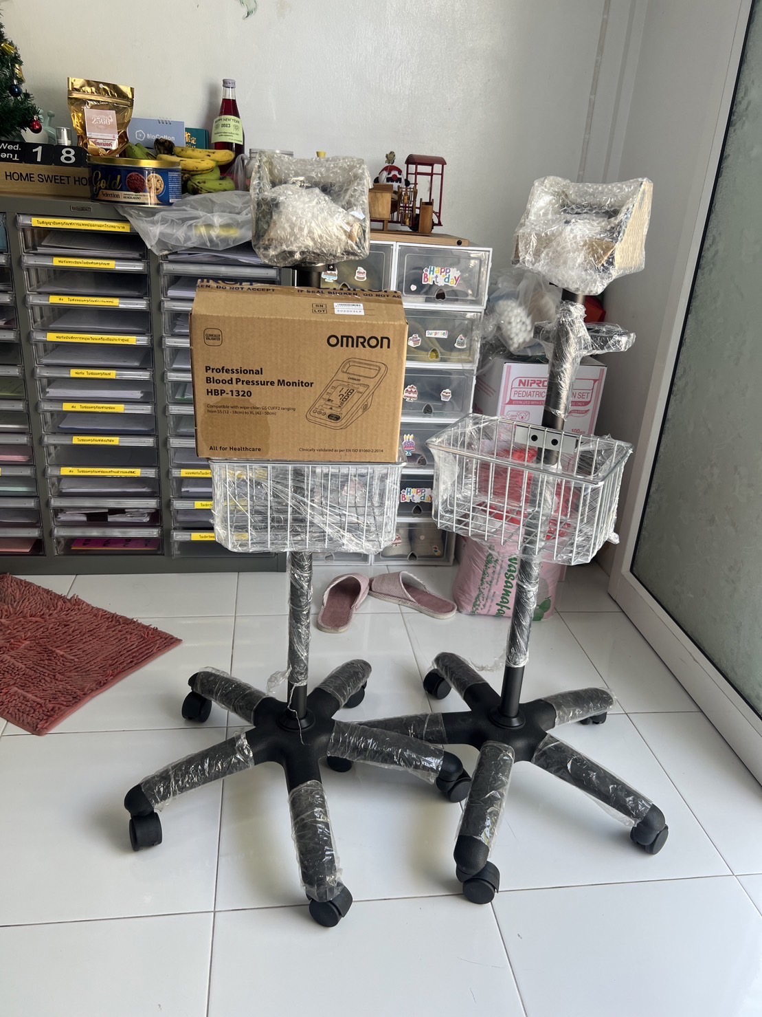 เครื่องวัดความดันโลหิตอัตโนมัติ OMRON รุ่น HBP-1320 + พร้อมรถเข็นขาตั้งครบชุด และอุปกรณ์ประกอบการใช้งาน