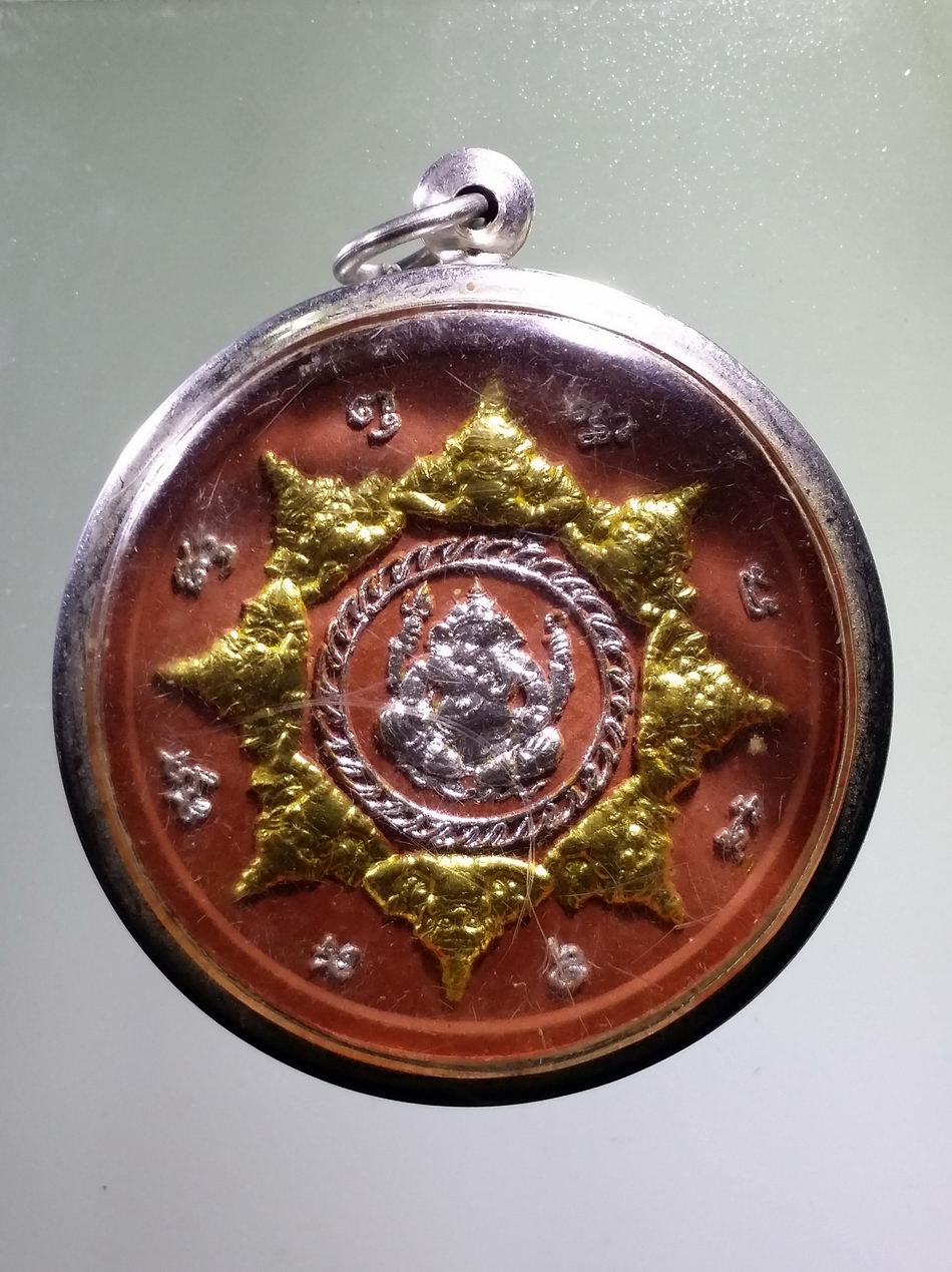 รหัสสินค้า จตุคามรามเทพ 834 พระสุเมธีวรคุณ หลวงปู่เปี่ยม วัดเกาะหลัก จังหวัดประจวบคีรีขันธ์ เนื้อว่านแดง ปัดทอง ปัดเงิน ปลุกเสกพิธี จตุคามรามเทพ หลังพระพิฆเณศวรเทพเจ้าแห่งความสำเร็จ มาพร้อมตลับสแตนเลส แขวนบูชาได้ทันทีเมื่อของถึง