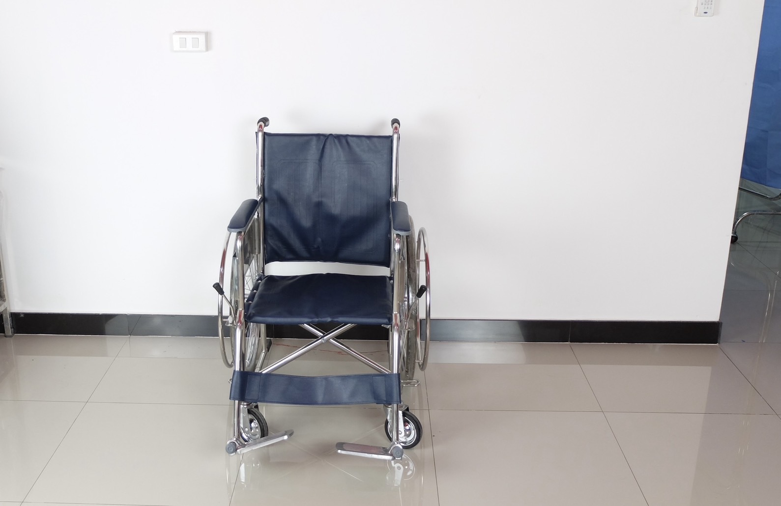 รถเข็นวีลแชร์ผู้ป่วยสแลนเลส รุ่น PP045(A) แบบพับได้