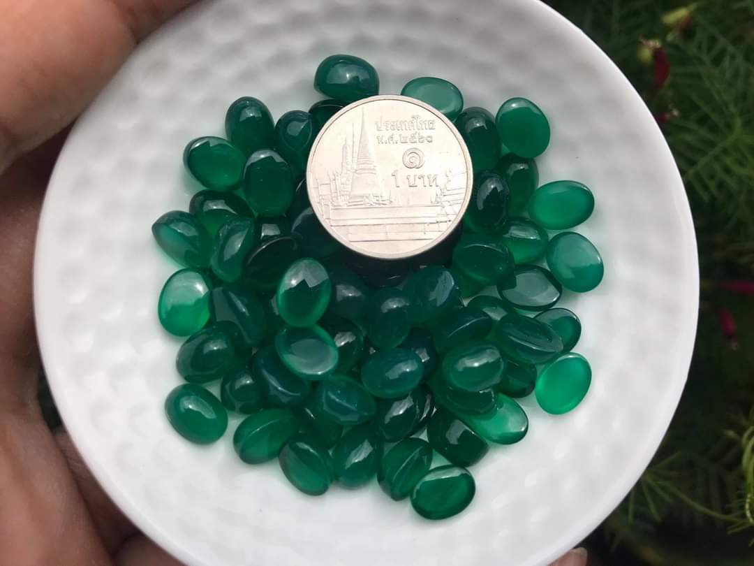 โมราไข่หลังเบี้ย 8x6mm. 10 กะรัต