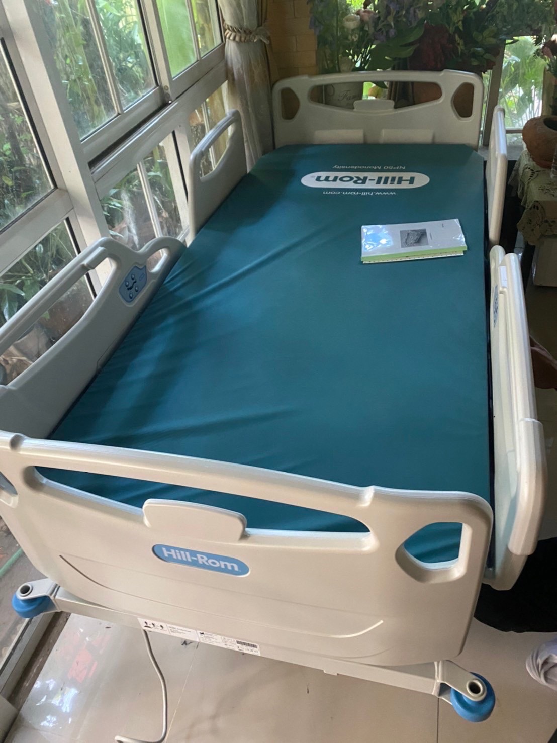 ชุดสุดคุ้ม E เตียงผู้ป่วยปรับระดับไฟฟ้า 5 ฟังก์ชั่น Hill-Rom รุ่น Centuris Type C แบบราวกั้นปีกนกยาว + ฟูก Hill-Rom NP50 แบรนด์จากประเทศสหรัฐอเมริกา + แถมพิเศษ หมอน + ผ้าปูที่นอน + ผ้ายาง + เก้าอี้นั่งอาบน้ำ + ไม้เท้า รับประกัน 1 ปี (รุ่นขายดี)