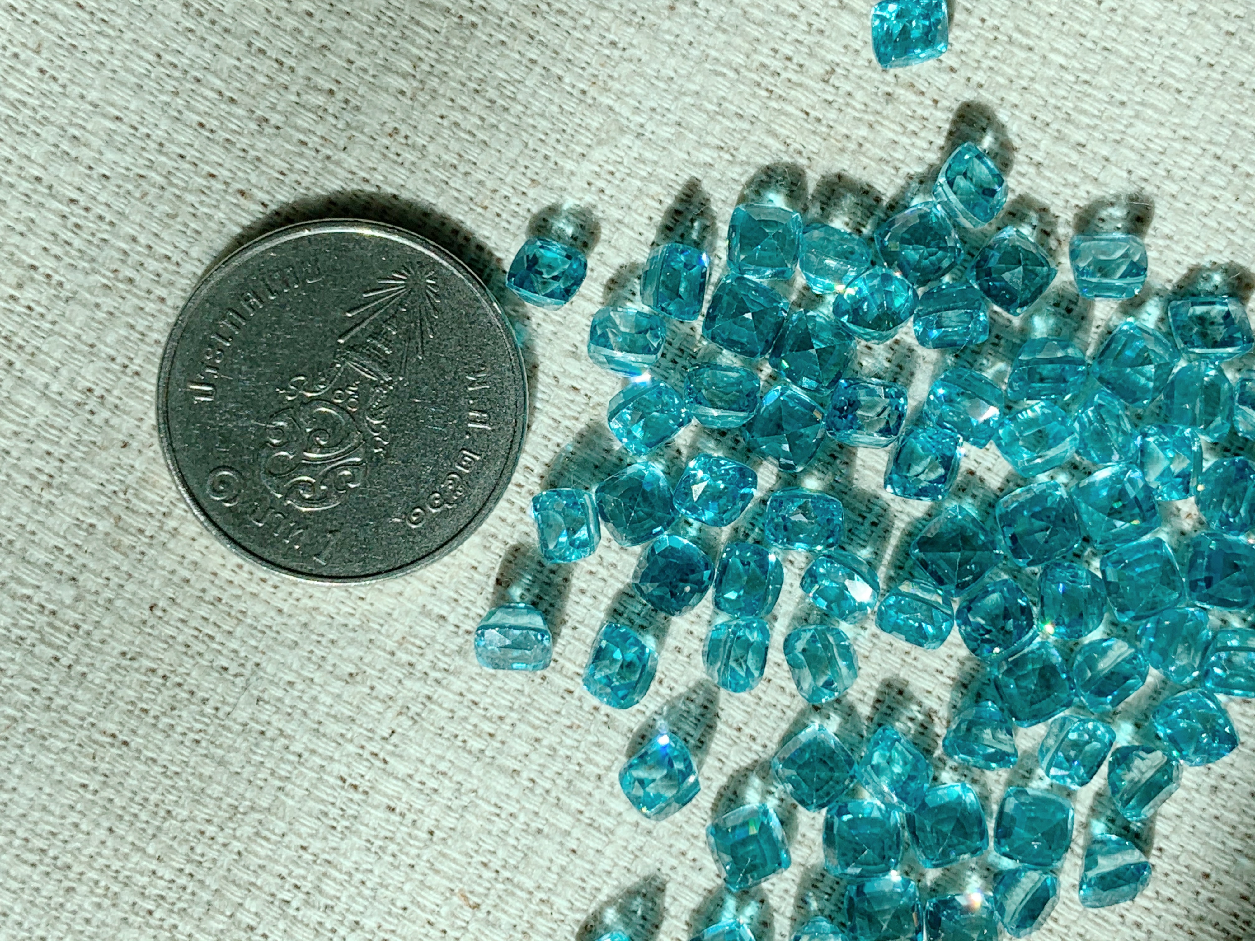 เพทายฟ้าคูชั่น 4x4 mm. 1 เม็ด