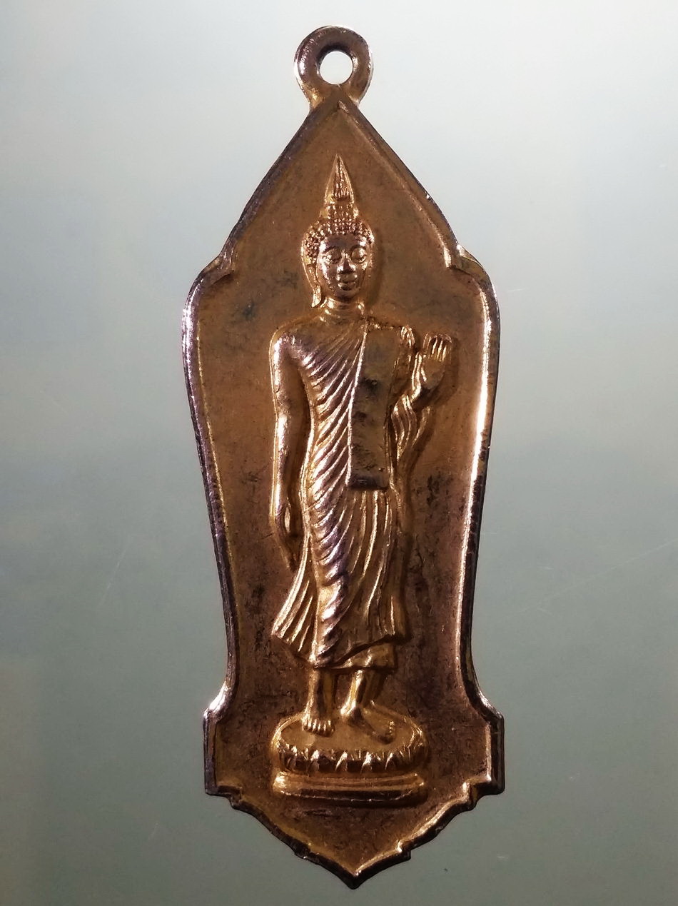 รหัสสินค้า เหรียญพระพุทธ 4121 เหรียญพระลีลาประทานพรกะไหล่ทอง พระพุทธมหามงคลนันทบุรีศรีเมืองน่าน สร้างปี 2542 ขนาดเมื่อเทียบกับเหรียญบาท