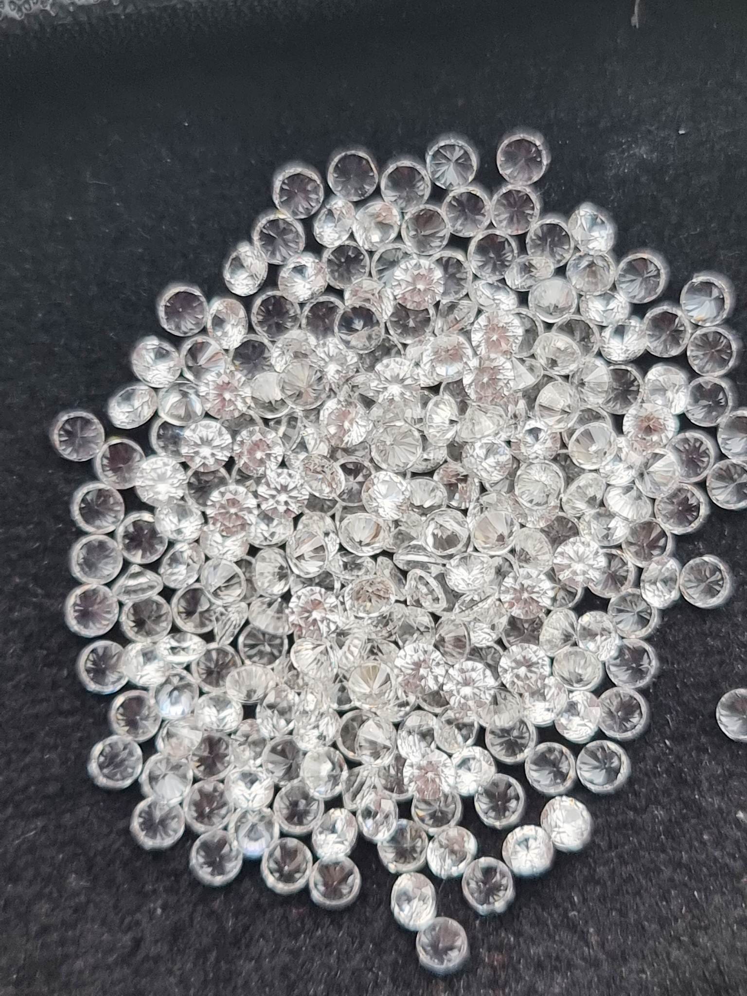 เพทายขาวกลมเจียรเหลี่ยม Size 2.5 มม. 1 กะรัต