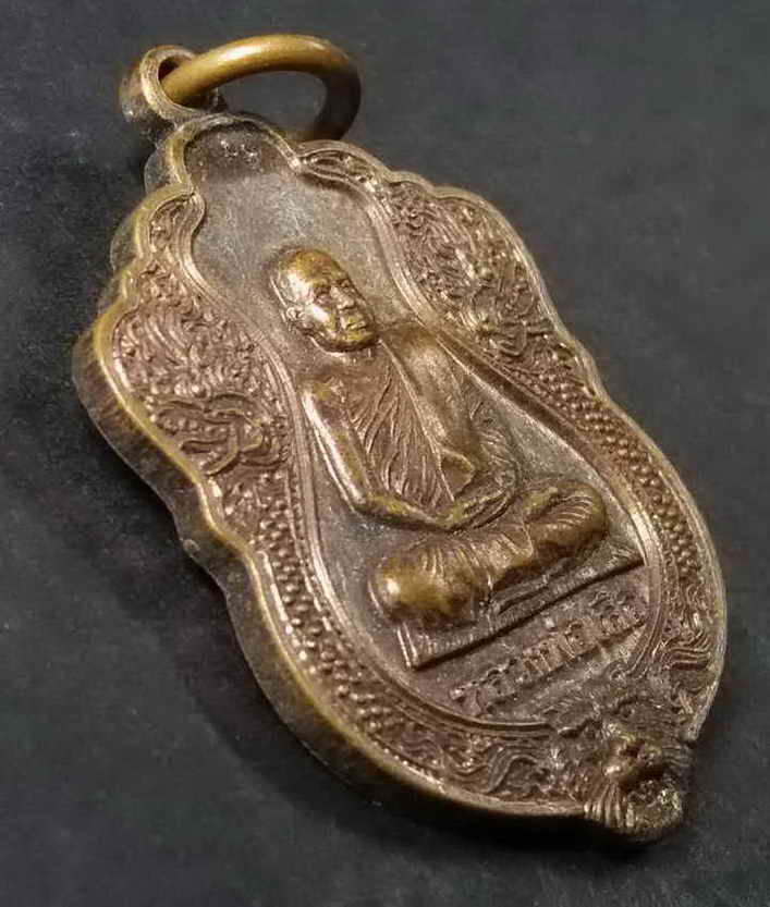 รหัสสินค้า สิงห์บุรี 022 เหรียญเสมาเล็กหลวงพ่อเสือ วัดดอนยายเผื่อน จังหวัดสิงห์บุรี สร้างปี 2554 ที่ระลึกหล่อพระประธานวางศิลาฤกษ์ สร้างอุโบสถ ตอกโค๊ต