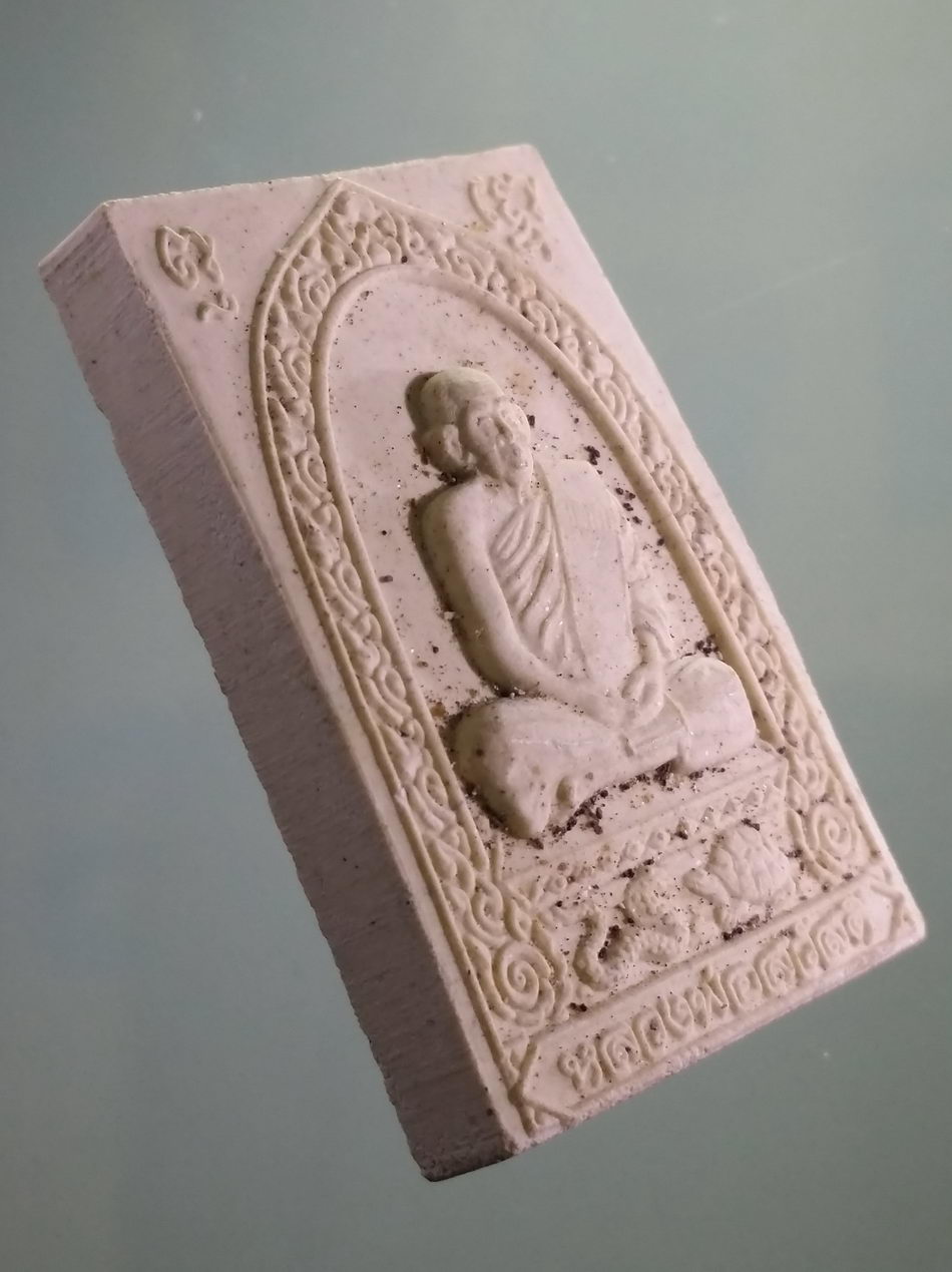 รหัสสินค้า พระเนื้อดิน เนื้อผง เนื้อว่าน 204 พระผงรูปเหมือนหลวงพ่อสวัสดิ์ วัดศาลาปูน อำเภอเสนา จังหวัดอยุธยา สร้างปี 2555 รุ่นอายุยืน 96 ปี ขนาดเทียบกับเหรียญบาท