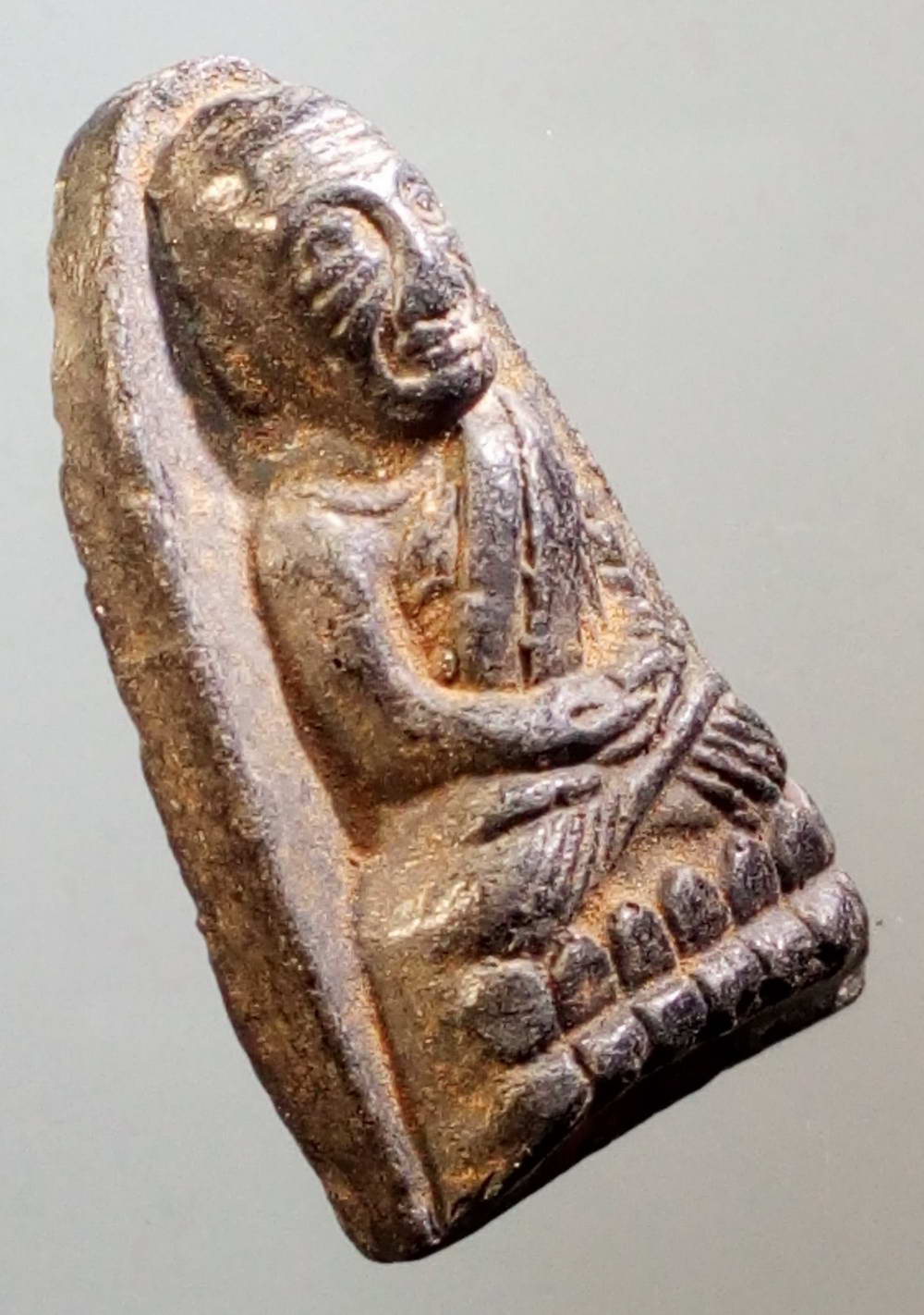 รหัสสินค้า หลวงปู่ทวด วัดต่างๆ 212 หลวงปู่ทวด วัดช้างให้ จังหวัดปัตตานี เนื้อผงใบลาน พิมพ์กลางเตารีดหัวมน หลังยันต์นูน พระรายการนี้ให้เช่าบูชาแล้ว