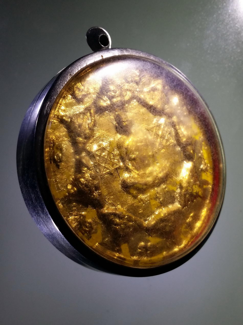 รหัสสินค้า จตุคามรามเทพ 447 พระเทวราชโพธิสัตว์จตุคามรามเทพ - หลวงปู่ขาว ไม่ทราบที่ เนื้อว่านปิดทองคำเปลว เจ้าของเดิมบูชาด้วยการปิดทองคำเปลว ทั้งด้านหน้าและด้านหลังครับ มีตลับสแตนเลส พร้อมแขวนบูชา