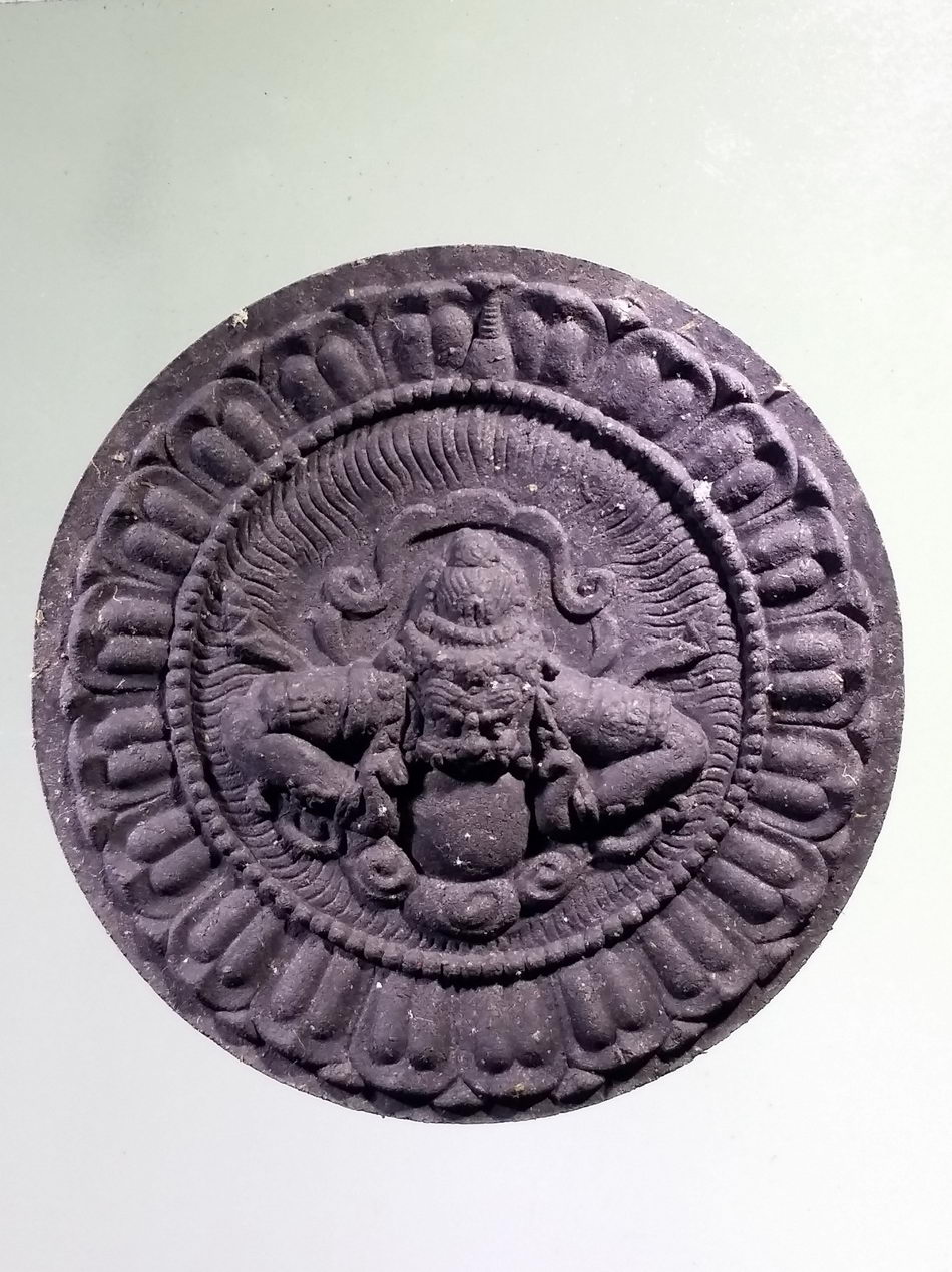 รหัสสินค้า จตุคามรามเทพ 793 จตุคามรามเทพ รุ่นมหาปาฏิหาริย์มั่งมีทรัพย์ เนื้อว่านดำ กล่องแปดเหลี่ยม ขนาด 5.6 cm จตุคามรามเทพ รุ่น มหาปาฎิหารย์มั่งมีทรัพย์ ปีพ.ศ. 2550