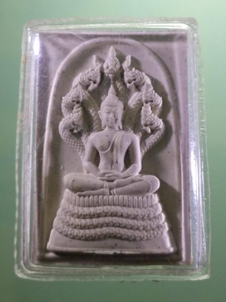 รหัสสินค้า พระเนื้อดิน เนื้อผง เนื้อว่าน 056 พระนาคปรกเนื้อผง รุ่นบูรณะเจดีย์ศรีมหาธาตุ วัดพระศรีมหาธาตุ บางเขน เจ้าของเดิมเลี่ยมจับขอบทองไว้ แต่ไม่ได้ไปเลี่ยมทอง ไม่เคยผ่านการแขวนบูชามาก่อน พระสภาพสวยมาก