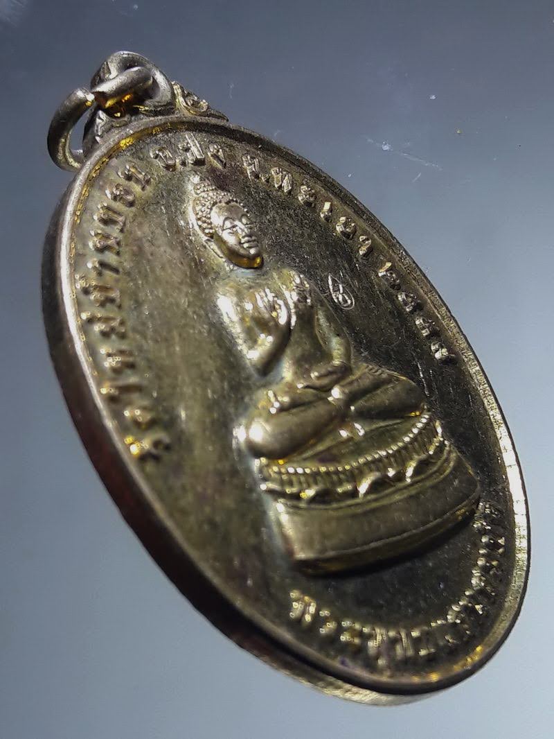 Antig FB 12846 เหรียญทองฝาบาตร พระพุทธแสนสมบัติ วัดใหม่บ้านขอน จังหวัดพะเยา สร้างปี 2558 ตอกโค๊ต ดอกบัว ด้านหน้า หลังรูปเหมือนหลวงพ่อบุญชื่น