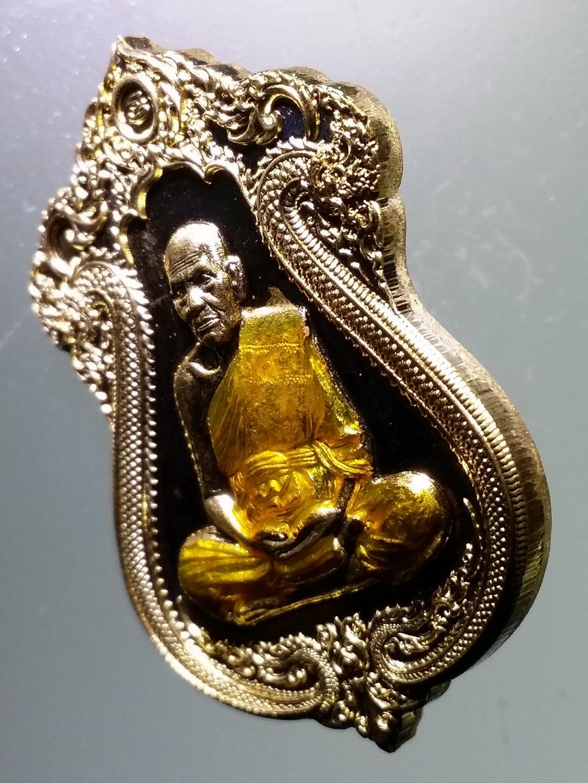 รหัสสินค้า พระมีกล่อง 101 เหรียญหลังหนุมาน หลวงพ่อพัฒน์ วัดห้วยด้วน อำเภอหนองบัว จังหวัดนครสวรรค์ รุ่น ทรัพย์เศรษฐี เนื้อทองทิพย์ลงยาจีวร ตอกโค๊ต หมายเลข ๗๔