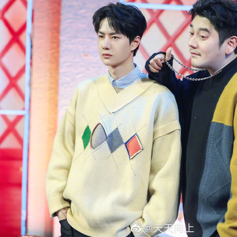 เสื้อสเวตเตอร์แบบหวังอี้ป๋อใส่