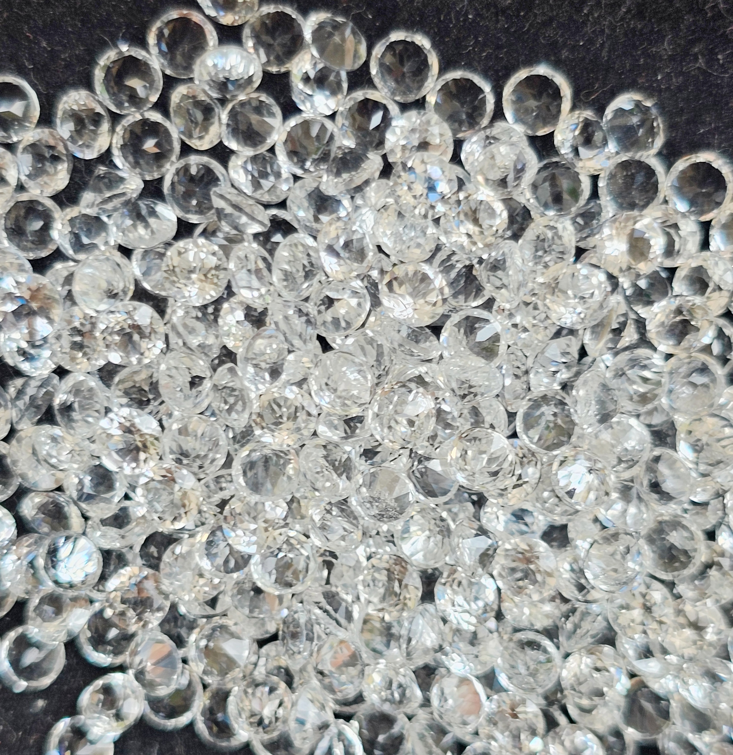 พลอยไวท์โทปาสกลม 2.8 มม. 5 กะรัต